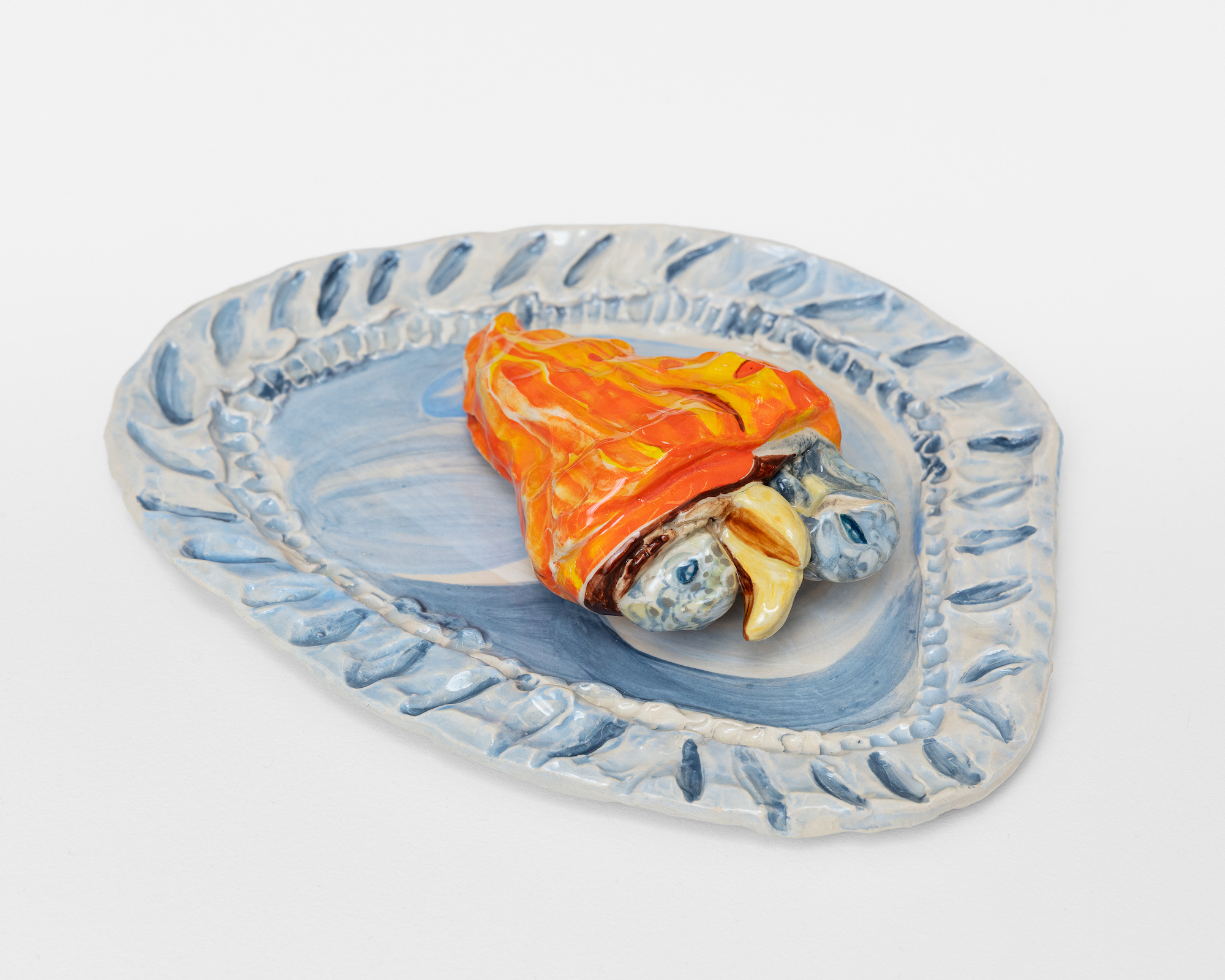 Nellie Jonsson, Fish'n'nchips servering, 2023, Glazed ceramic, 7 x 25.5 x 22 cm