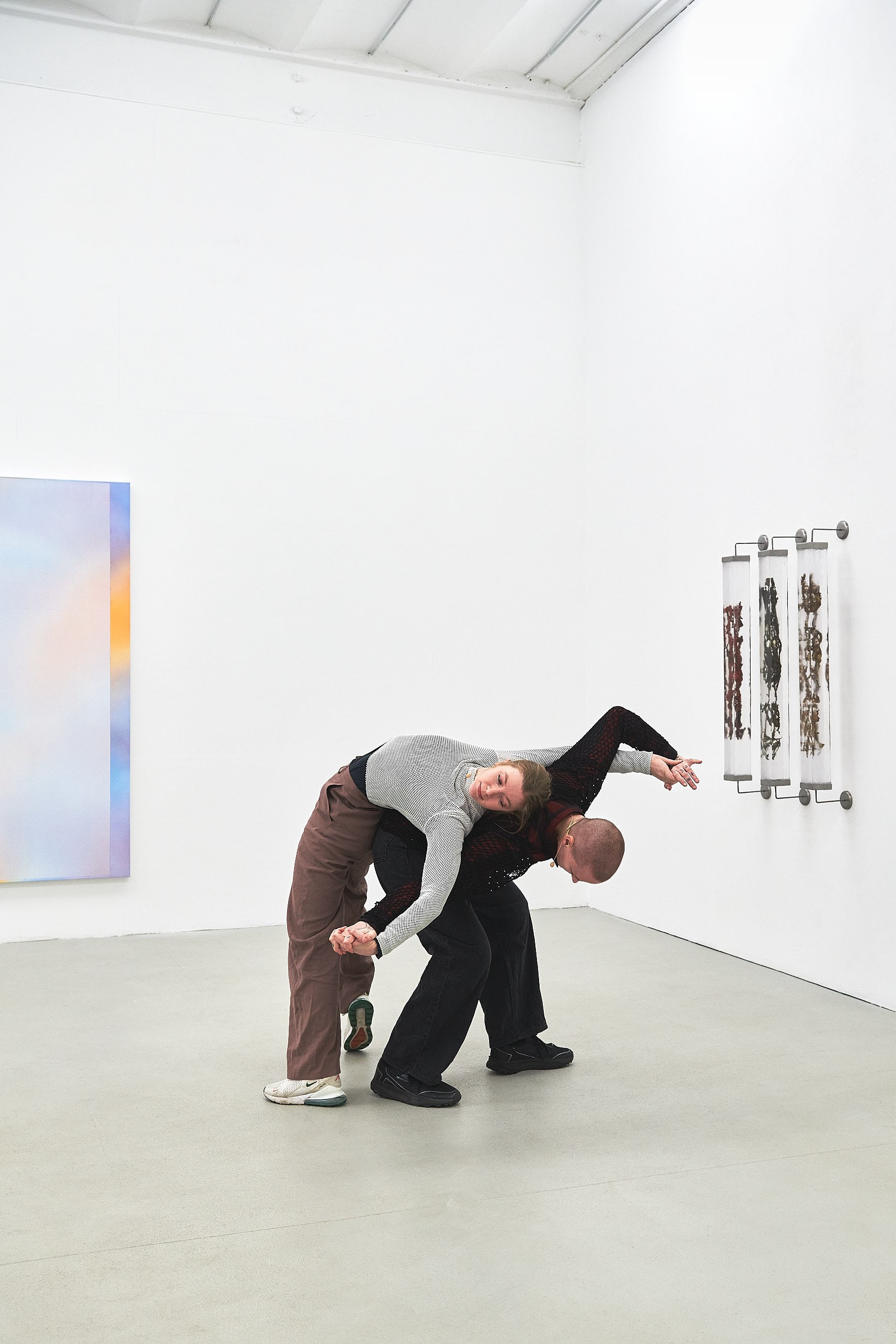 Performance Alexander Klaubert: Out of the house from one day to another. Performance Still ASPN 2024. Performers: Francis Kussatz, Caroline Beach. Photo: Stefan Fischer