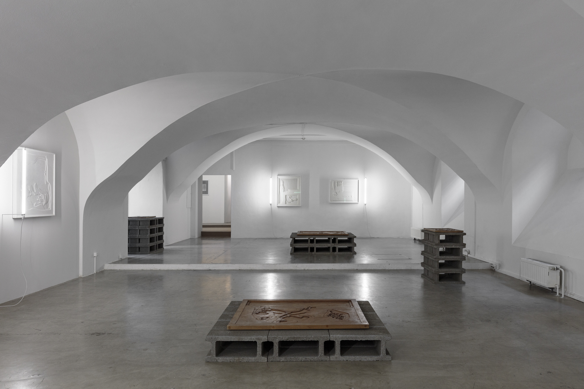 Ezio Gribaudo, The Weight of the Concrete, in a scenography by Davide Stucchi at Grazer Kunstverein, 2023. Courtesy: the Archivio Gribaudo, Davide Stucchi and Grazer Kunstverein. Photo: kunst-dokumentation.com