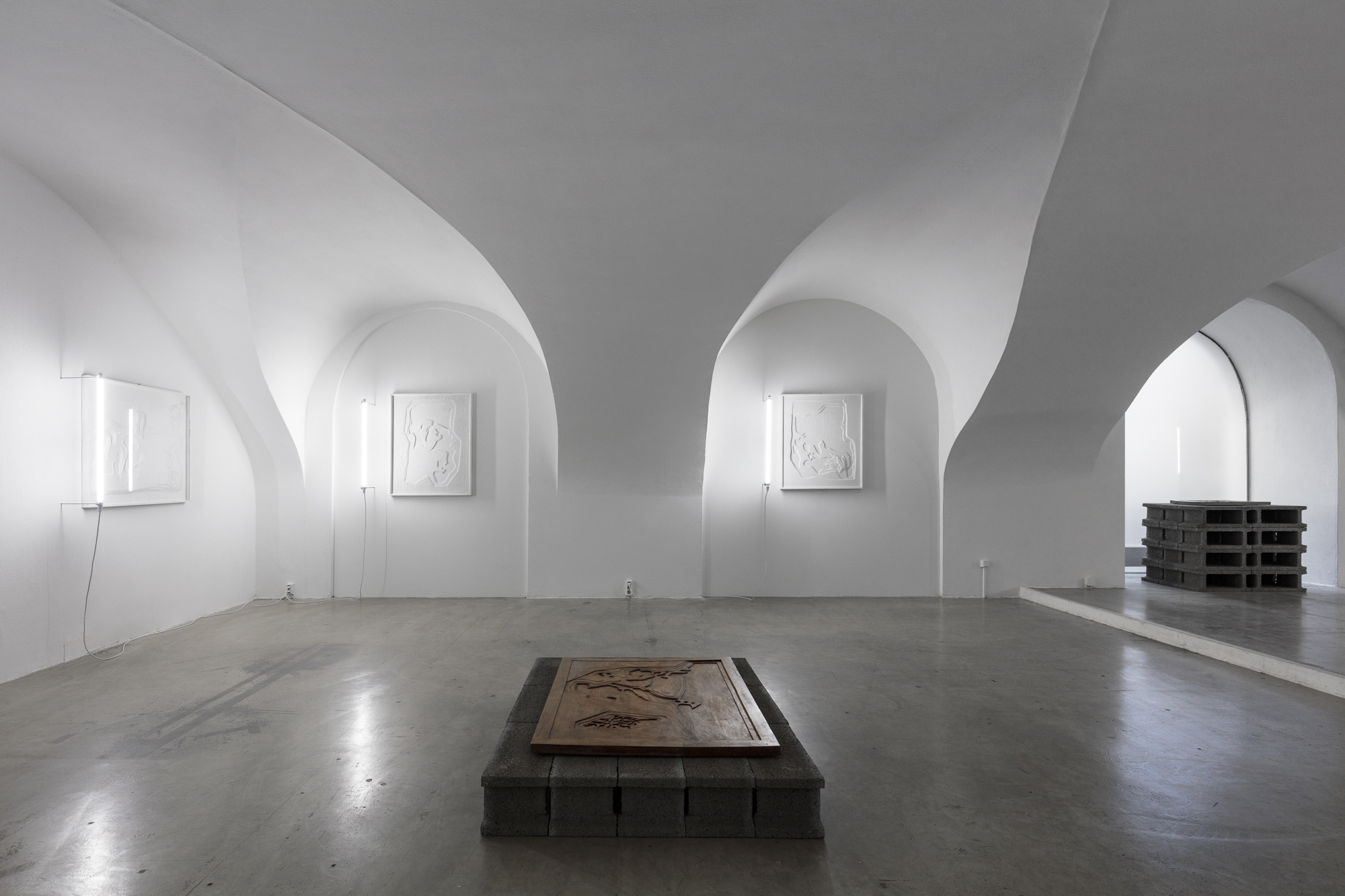 Ezio Gribaudo, The Weight of the Concrete, in a scenography by Davide Stucchi at Grazer Kunstverein, 2023. Courtesy: the Archivio Gribaudo, Davide Stucchi and Grazer Kunstverein. Photo: kunst-dokumentation.com