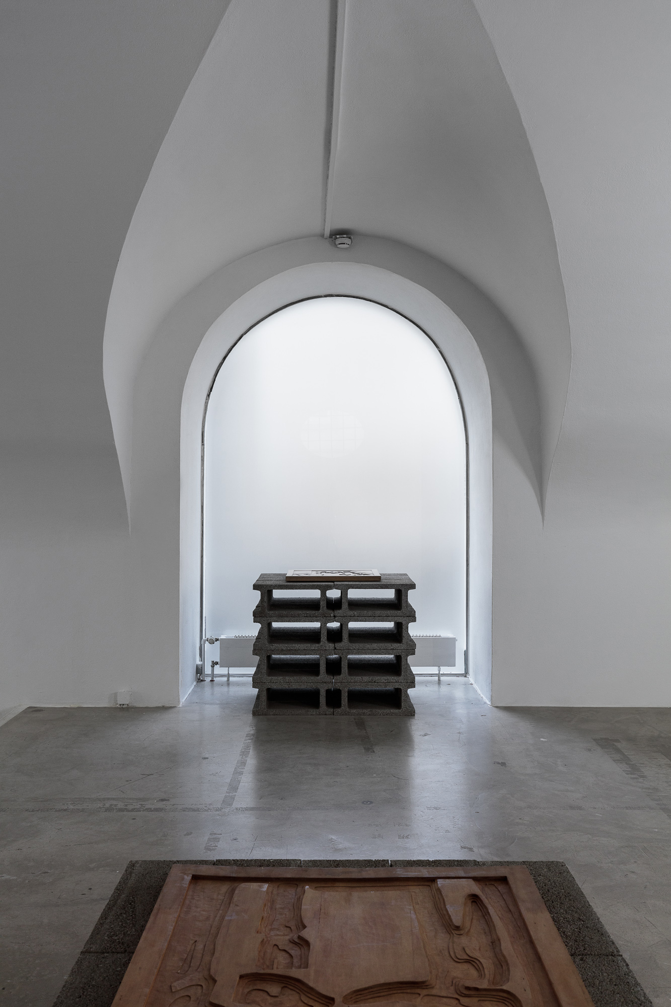 Ezio Gribaudo, The Weight of the Concrete, in a scenography by Davide Stucchi at Grazer Kunstverein, 2023. Courtesy: the Archivio Gribaudo, Davide Stucchi and Grazer Kunstverein. Photo: kunst-dokumentation.com
