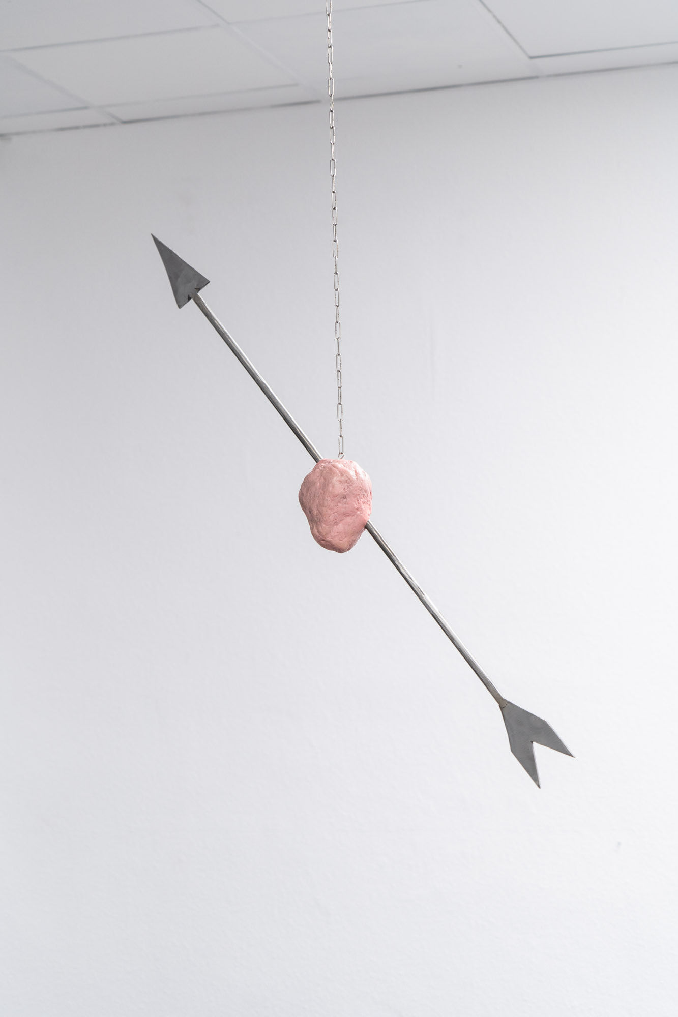LIEBESENTZUG (LOVE WITHDRAWAL) / quartz stone, pigment, steel, clear coat / 100 x 15 x 15 cm / (without chain) / 2022