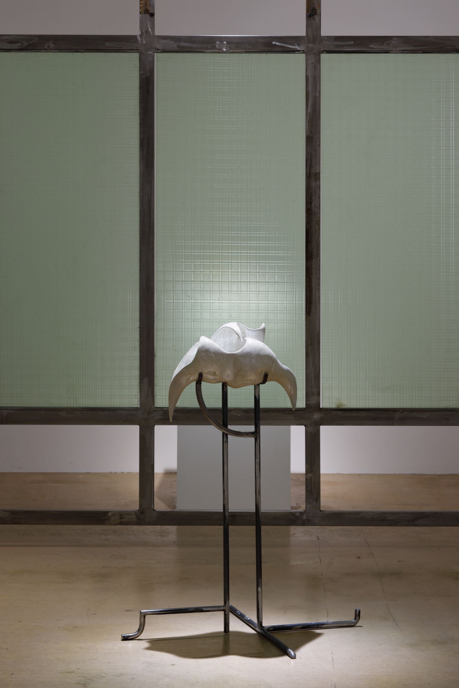 Karlīna Mežecka, Cradling Wail, 2024. Ceramics, glaze, steel.