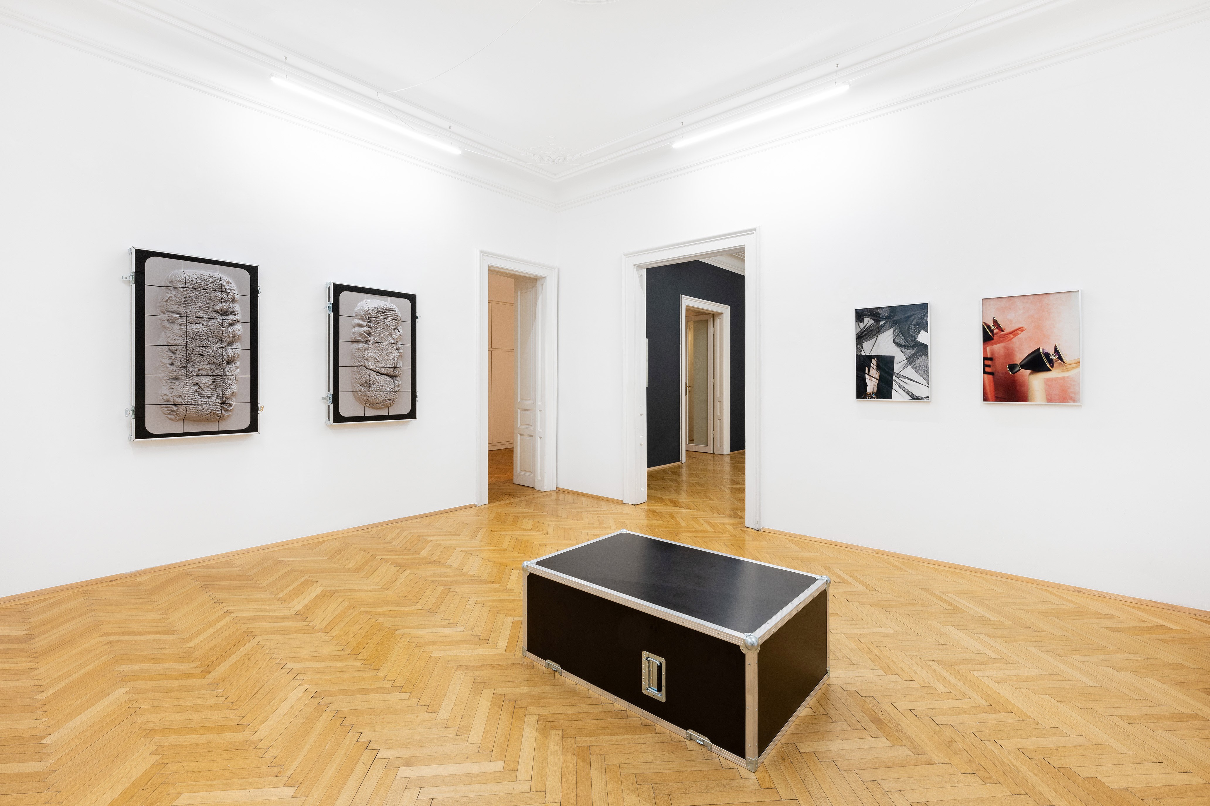 „Grit“ at Zeller van Almsick, Installation View, Sami Mandee (l.), Laura Schawelka (r.), 2024