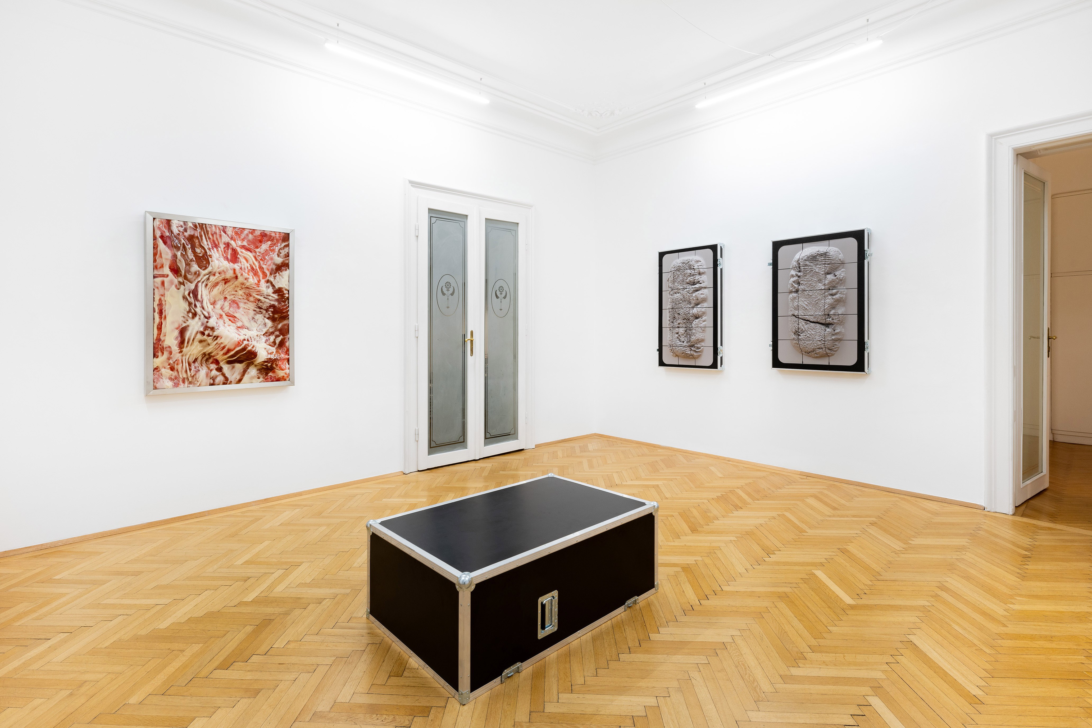 „Grit“ at Zeller van Almsick, Installation View, Sophie Hirsch (l.), Sami Mandee (r.), 2024
