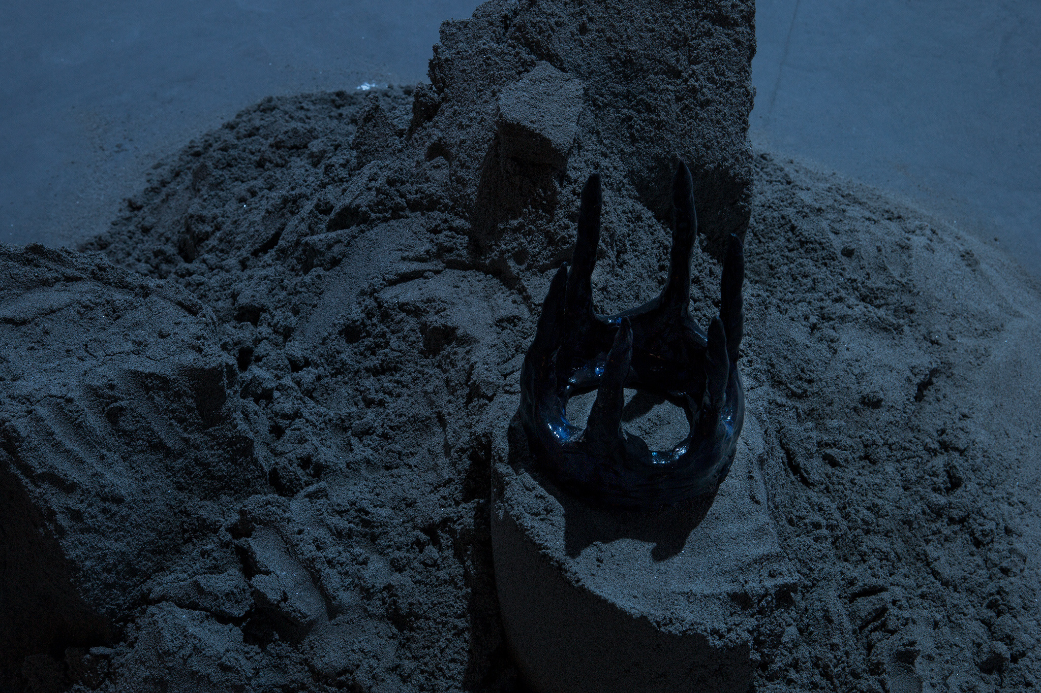 Matteo Nasini, bassa marea, 2023. Glazed clay, sand. Installation view at spazio contemporanea, Brescia. Photo: Gloria Pasotti. Courtesy Clima, Milan.