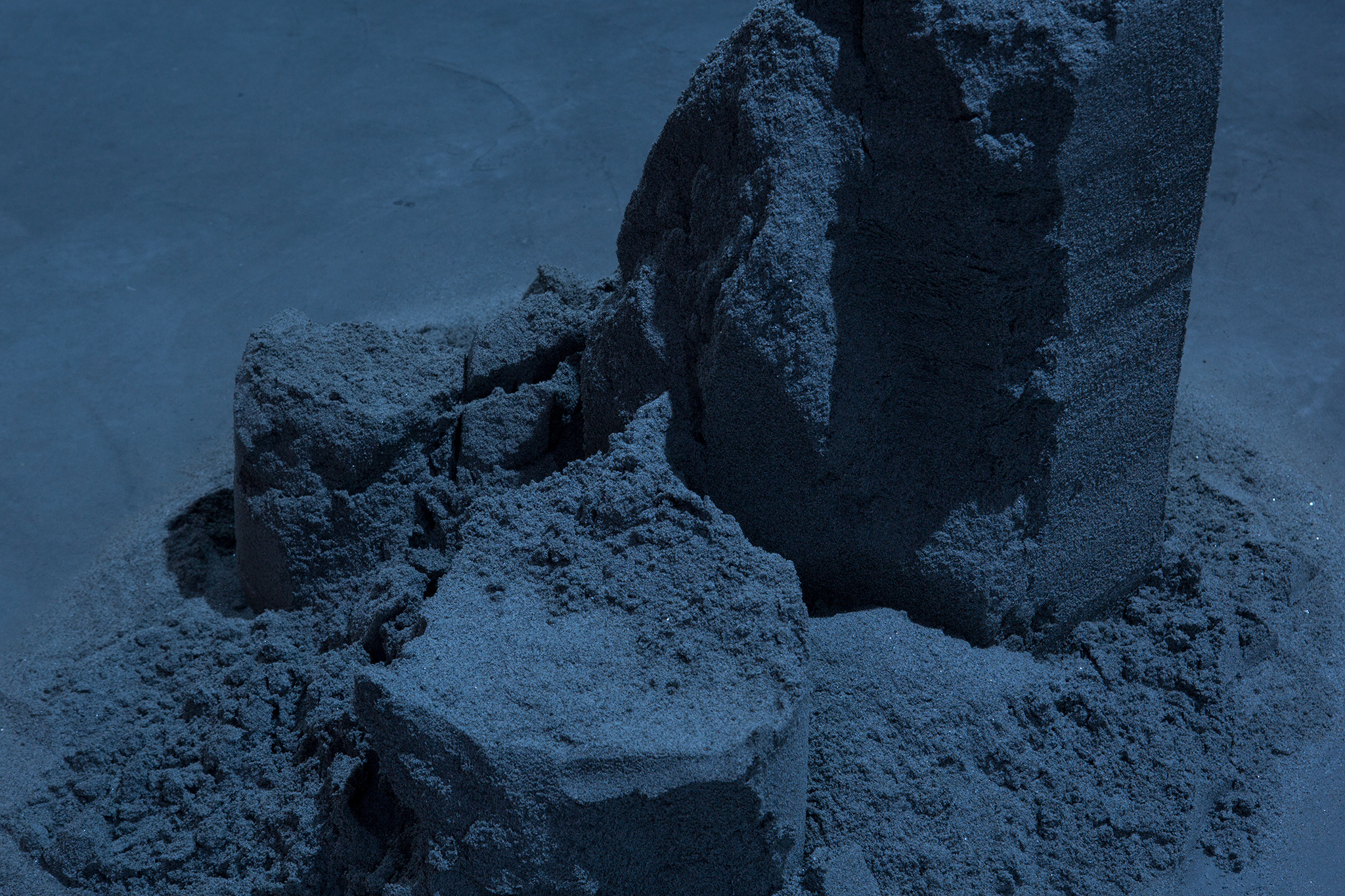 Matteo Nasini, bassa marea, 2023. Glazed clay, sand. Installation view at spazio contemporanea, Brescia. Photo: Gloria Pasotti. Courtesy Clima, Milan.