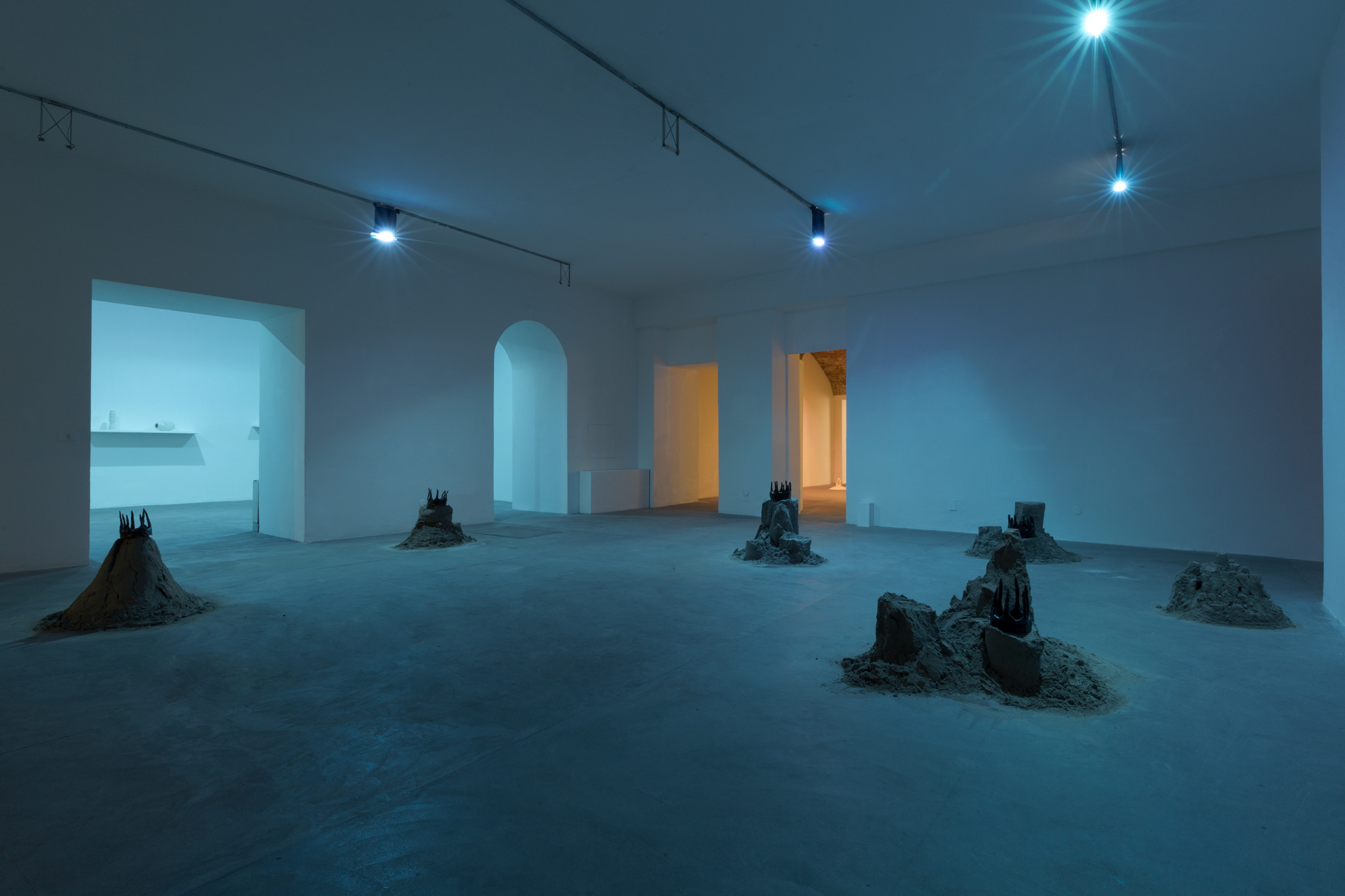 Matteo Nasini, bassa marea, 2023. Glazed clay, sand. Installation view at spazio contemporanea, Brescia. Photo: Gloria Pasotti. Courtesy Clima, Milan.