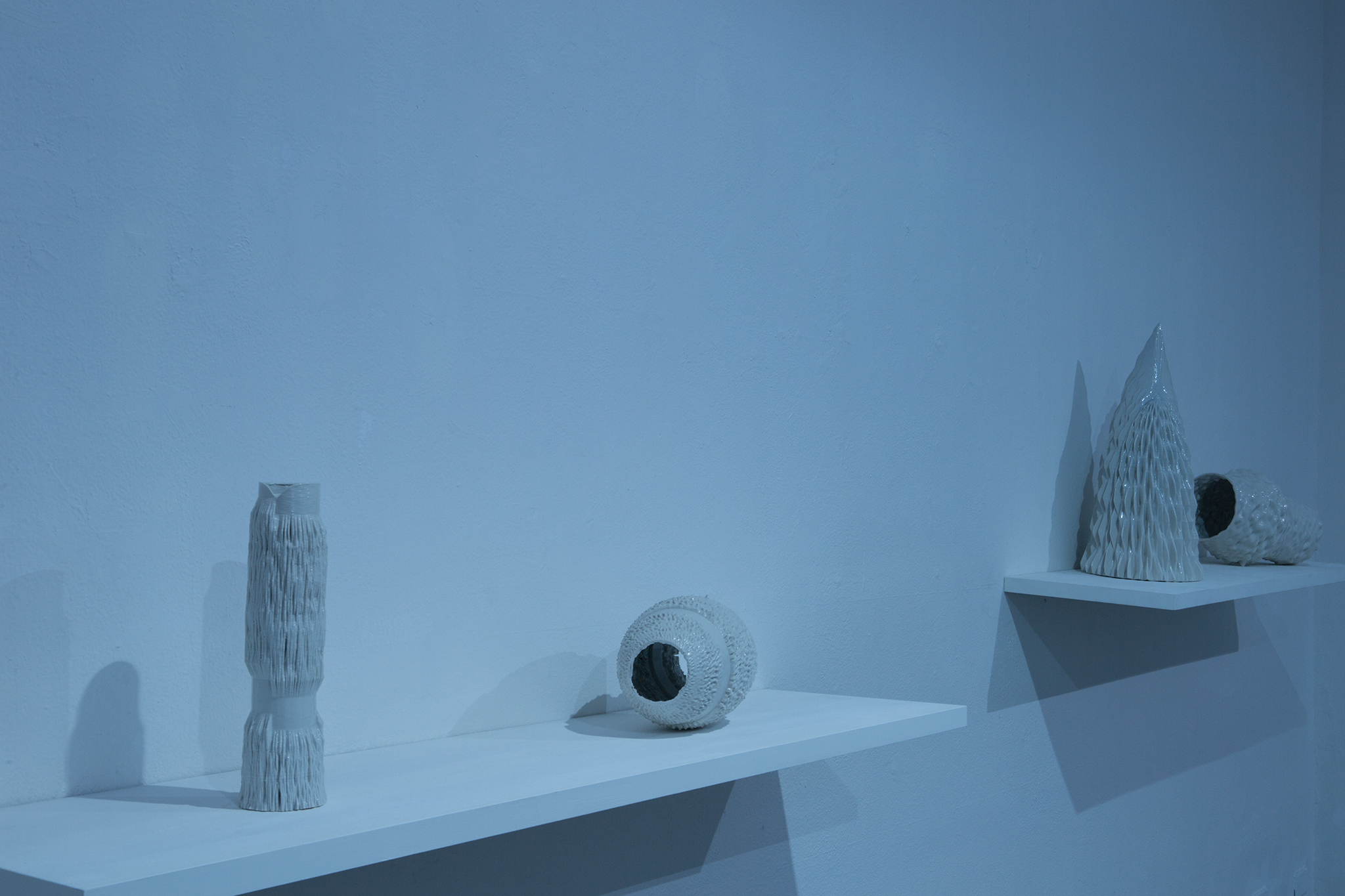 Matteo Nasini, Dream Portraits, 2016-2017. Glazed porcelain, 3D printed. Installation view at spazio contemporanea, Brescia. Photo: Gloria Pasotti. Courtesy Clima, Milan.