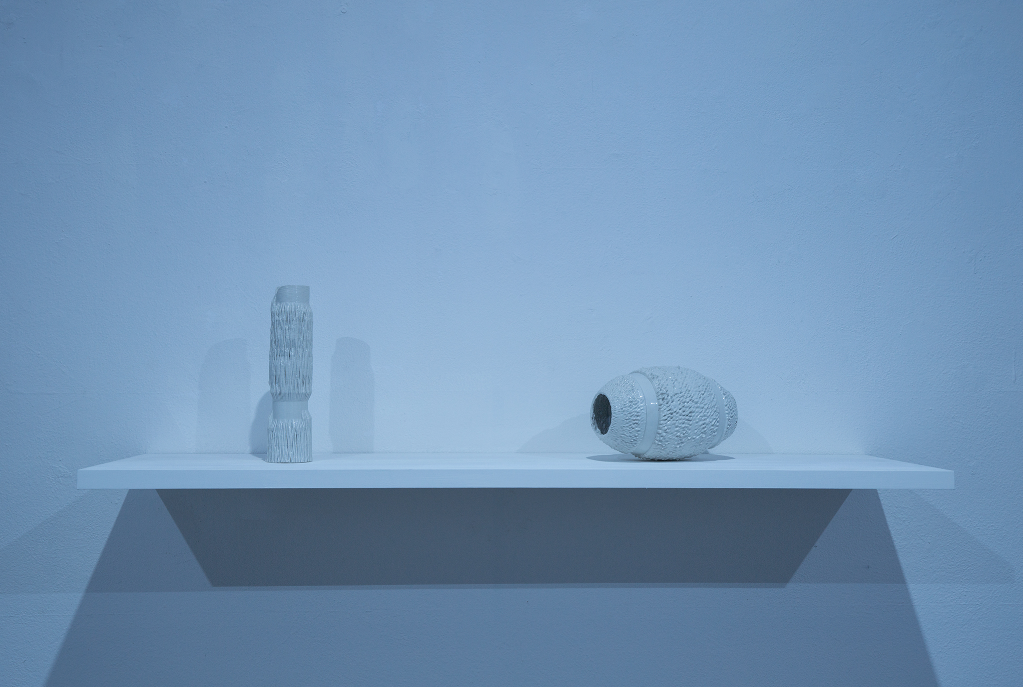 Matteo Nasini, Dream Portraits, 2016-2017. Glazed porcelain, 3D printed. Installation view at spazio contemporanea, Brescia. Photo: Gloria Pasotti. Courtesy Clima, Milan.