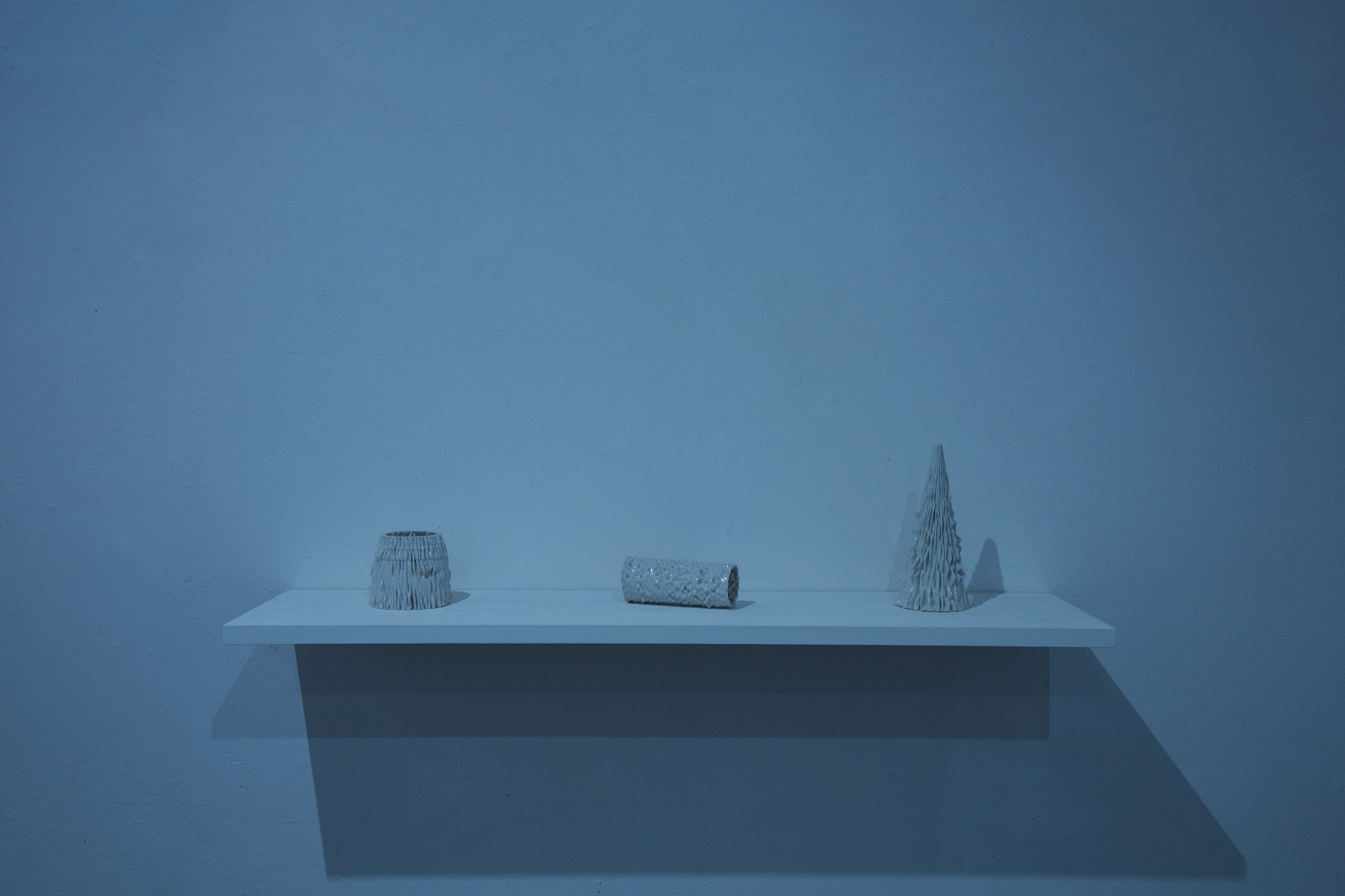 Matteo Nasini, Dream Portraits, 2016-2017. Glazed porcelain, 3D printed. Installation view at spazio contemporanea, Brescia. Photo: Gloria Pasotti. Courtesy Clima, Milan.