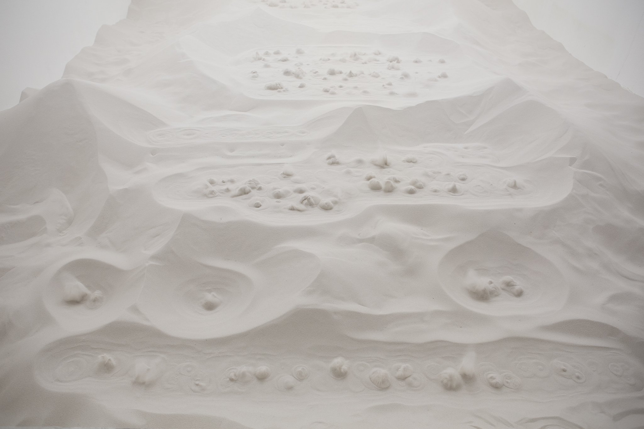 Matteo Nasini, Slowly, Sandy, 2023. Sand, air, steel, PLC, electromechanical system. Installation view at spazio contemporanea, Brescia. Photo: Gloria Pasotti. Courtesy Clima, Milan.