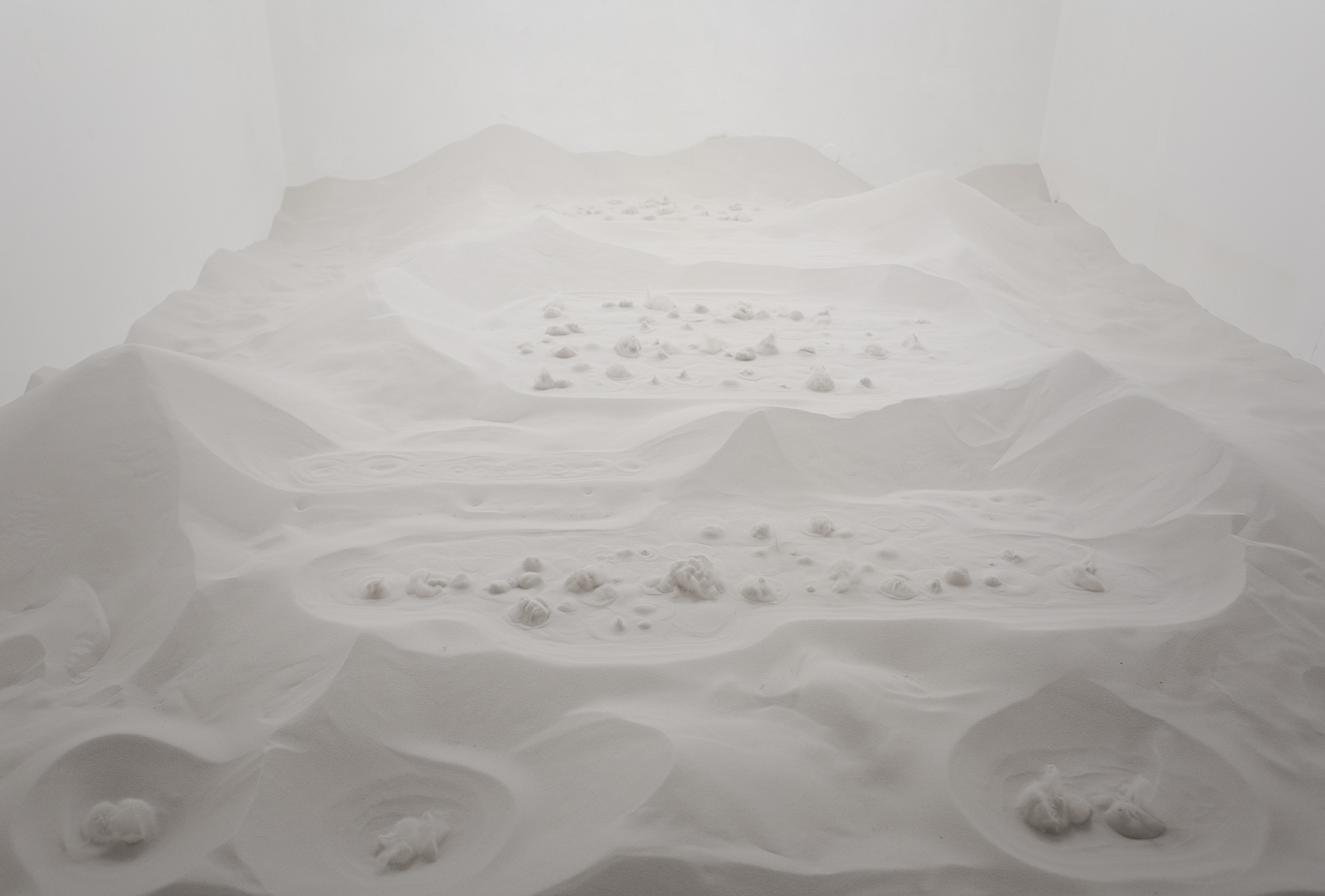 Matteo Nasini, Slowly, Sandy, 2023. Sand, air, steel, PLC, electromechanical system. Installation view at spazio contemporanea, Brescia. Photo: Gloria Pasotti. Courtesy Clima, Milan.