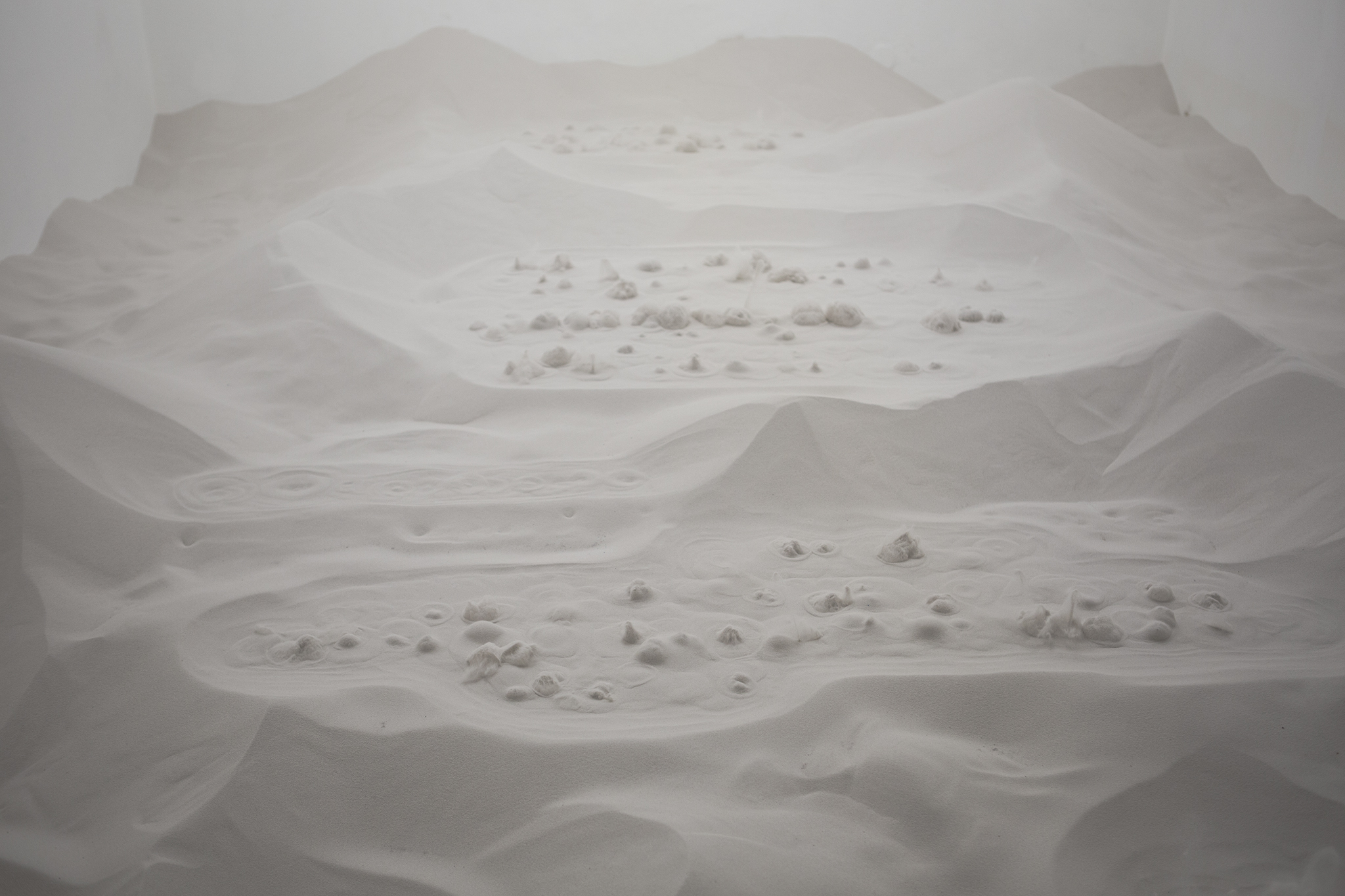 Matteo Nasini, Slowly, Sandy, 2023. Sand, air, steel, PLC, electromechanical system. Installation view at spazio contemporanea, Brescia. Photo: Gloria Pasotti. Courtesy Clima, Milan.