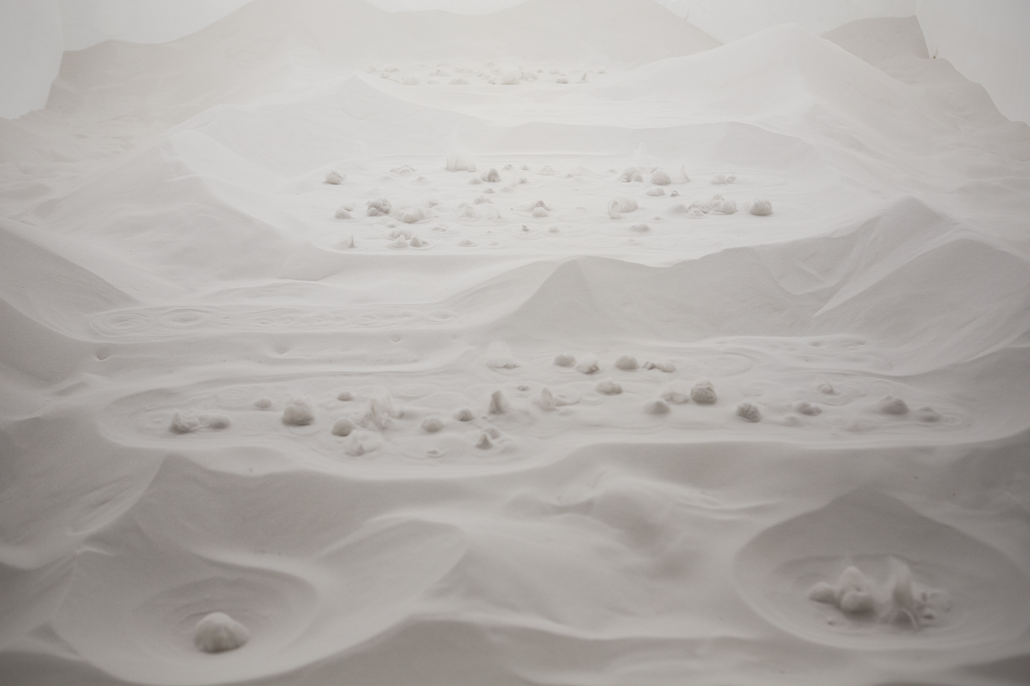 Matteo Nasini, Slowly, Sandy, 2023. Sand, air, steel, PLC, electromechanical system. Installation view at spazio contemporanea, Brescia. Photo: Gloria Pasotti. Courtesy Clima, Milan.