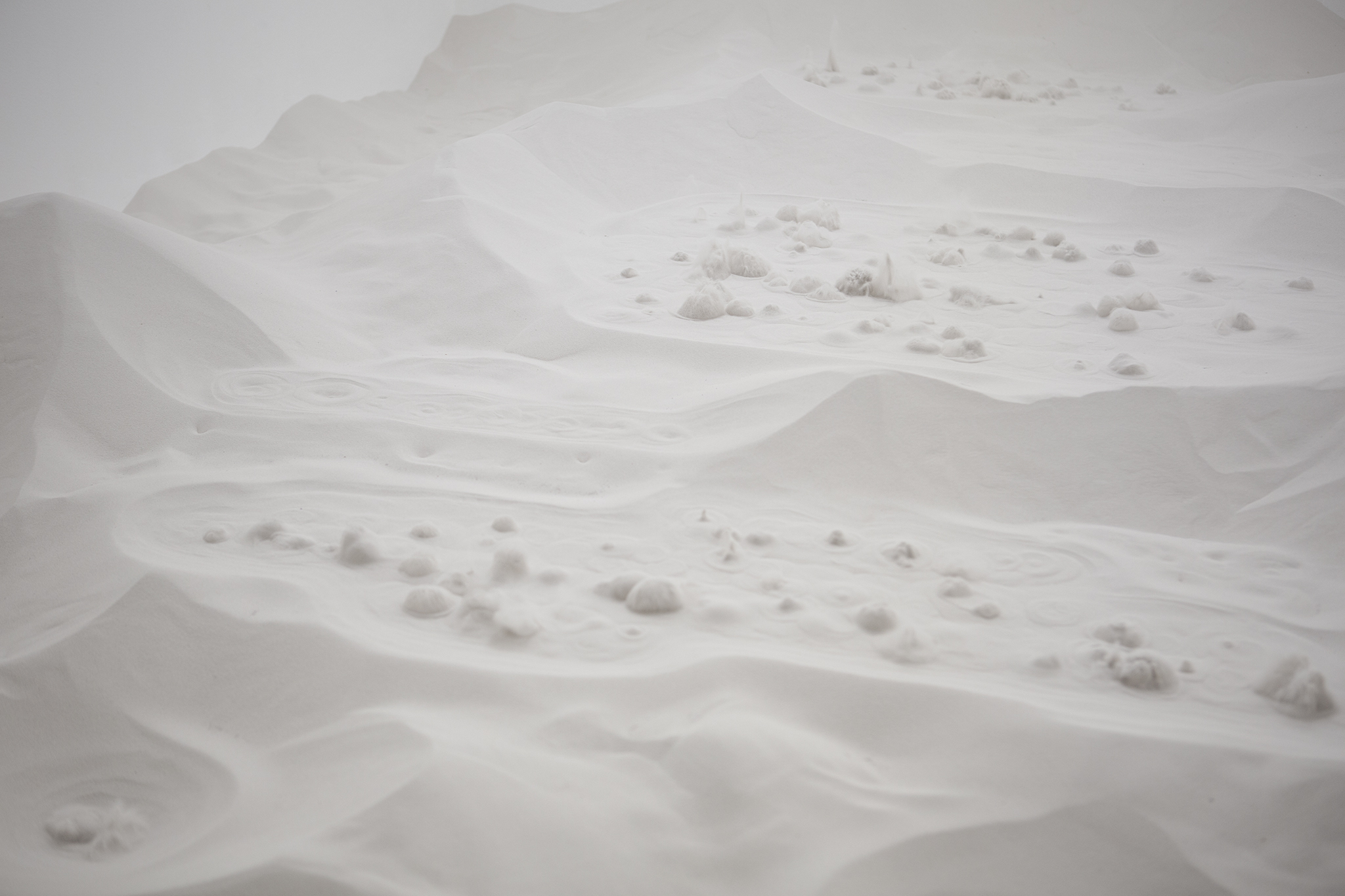 Matteo Nasini, Slowly, Sandy, 2023. Sand, air, steel, PLC, electromechanical system. Installation view at spazio contemporanea, Brescia. Photo: Gloria Pasotti. Courtesy Clima, Milan.
