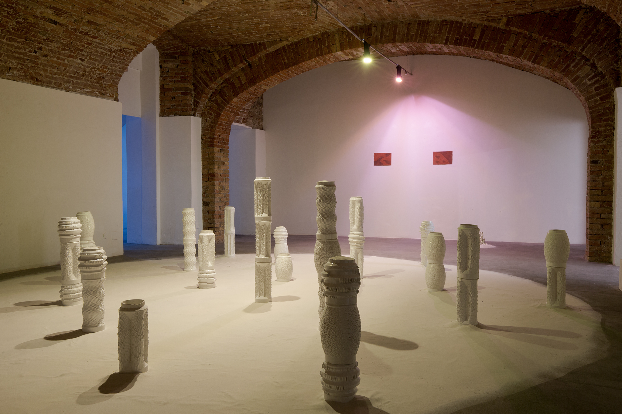 Matteo Nasini, Sparkling Matter, 2020. Glazed clay, 3D printed. Installation view at spazio contemporanea, Brescia. Photo: Gloria Pasotti. Courtesy Clima, Milan.