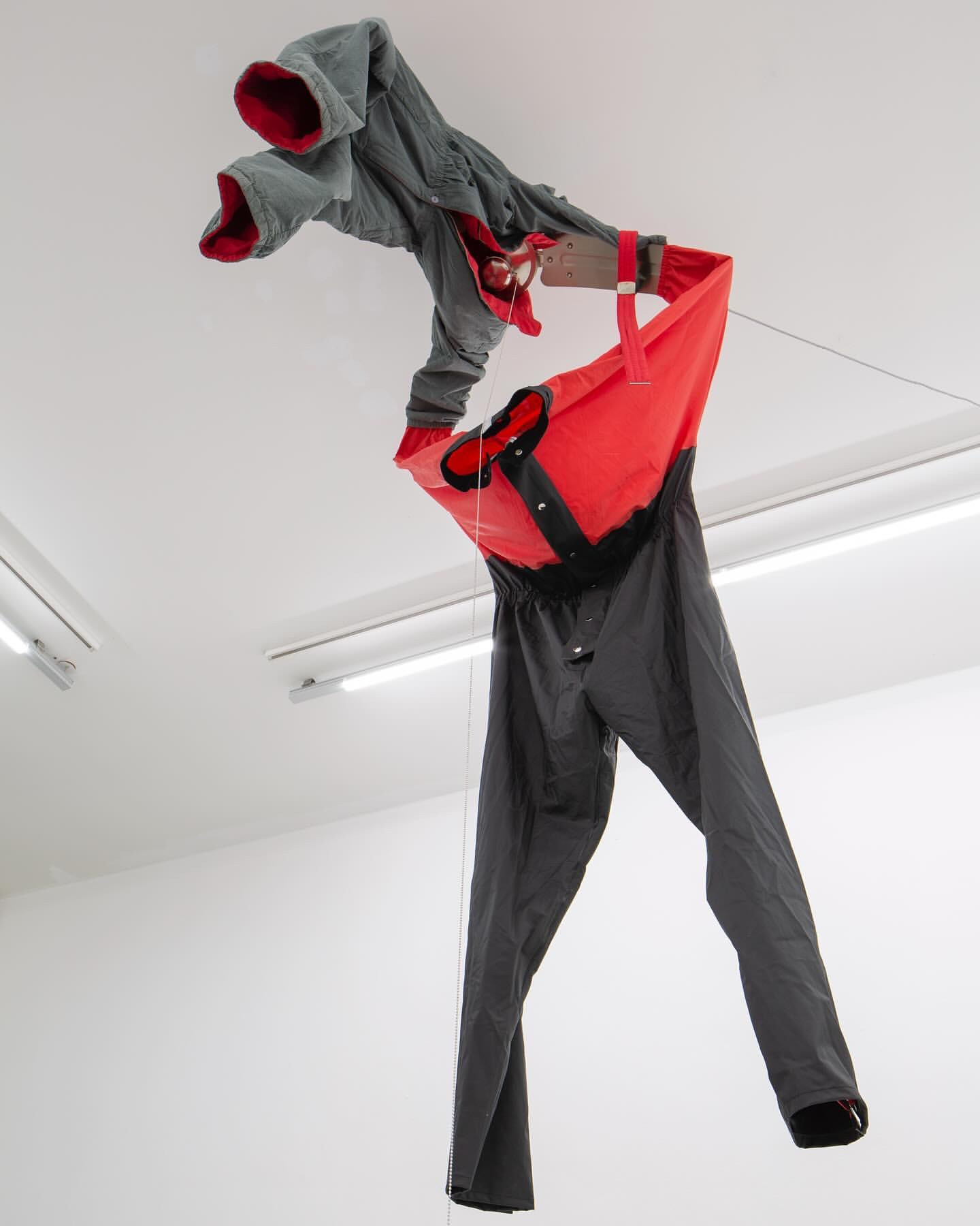 Angela Stiegler, Neuer Ventilator (New Fan), 2024, fan, coveralls, chain, cabel, 240 x 110 x 110 cm