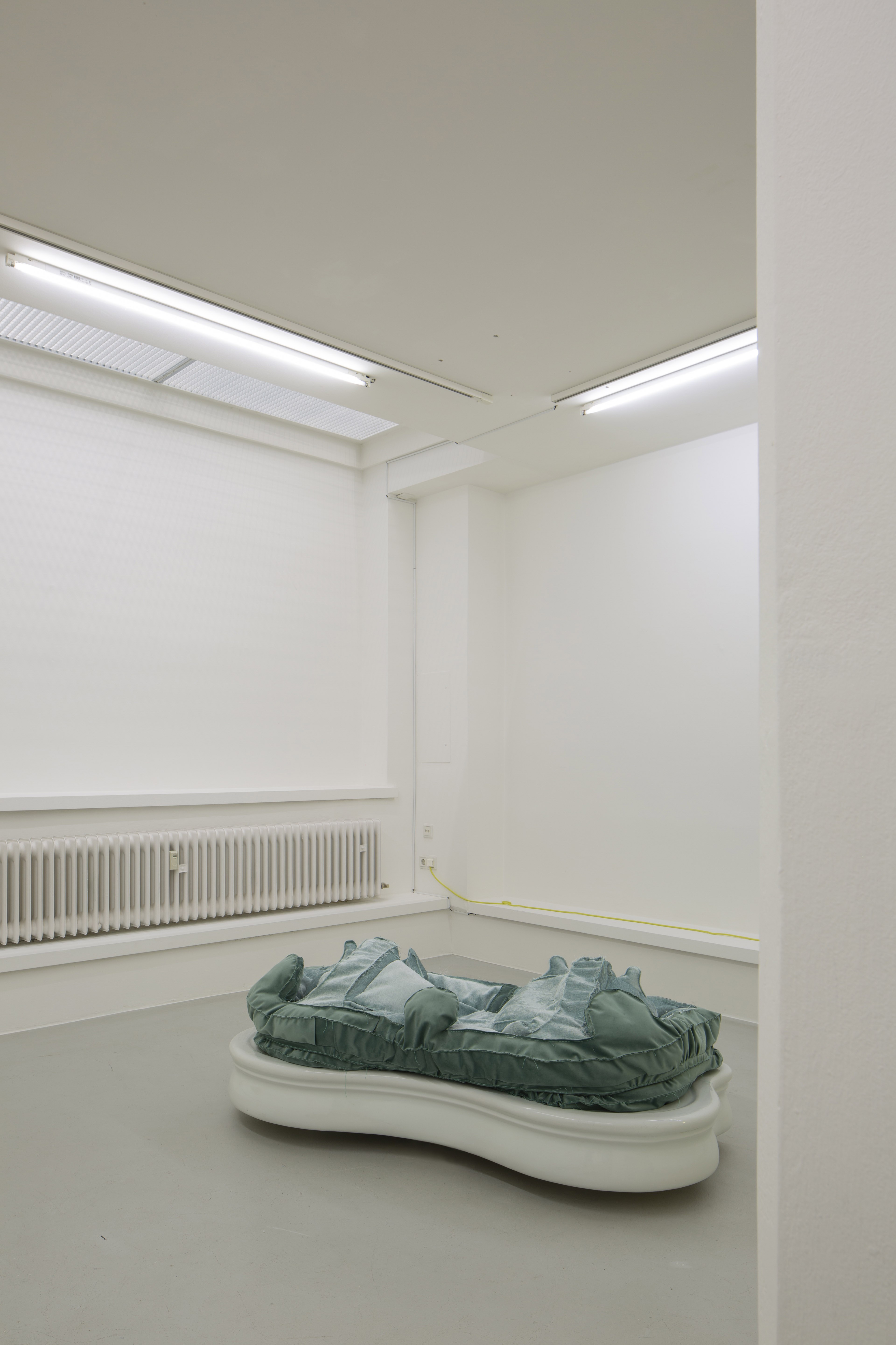 Samuel Fischer-Glaser & Angela Stiegler, Neues Waschbecken (New Sink), 2024, velvet, porcelain, polyester filling, 155 x 75 x 55 cm 