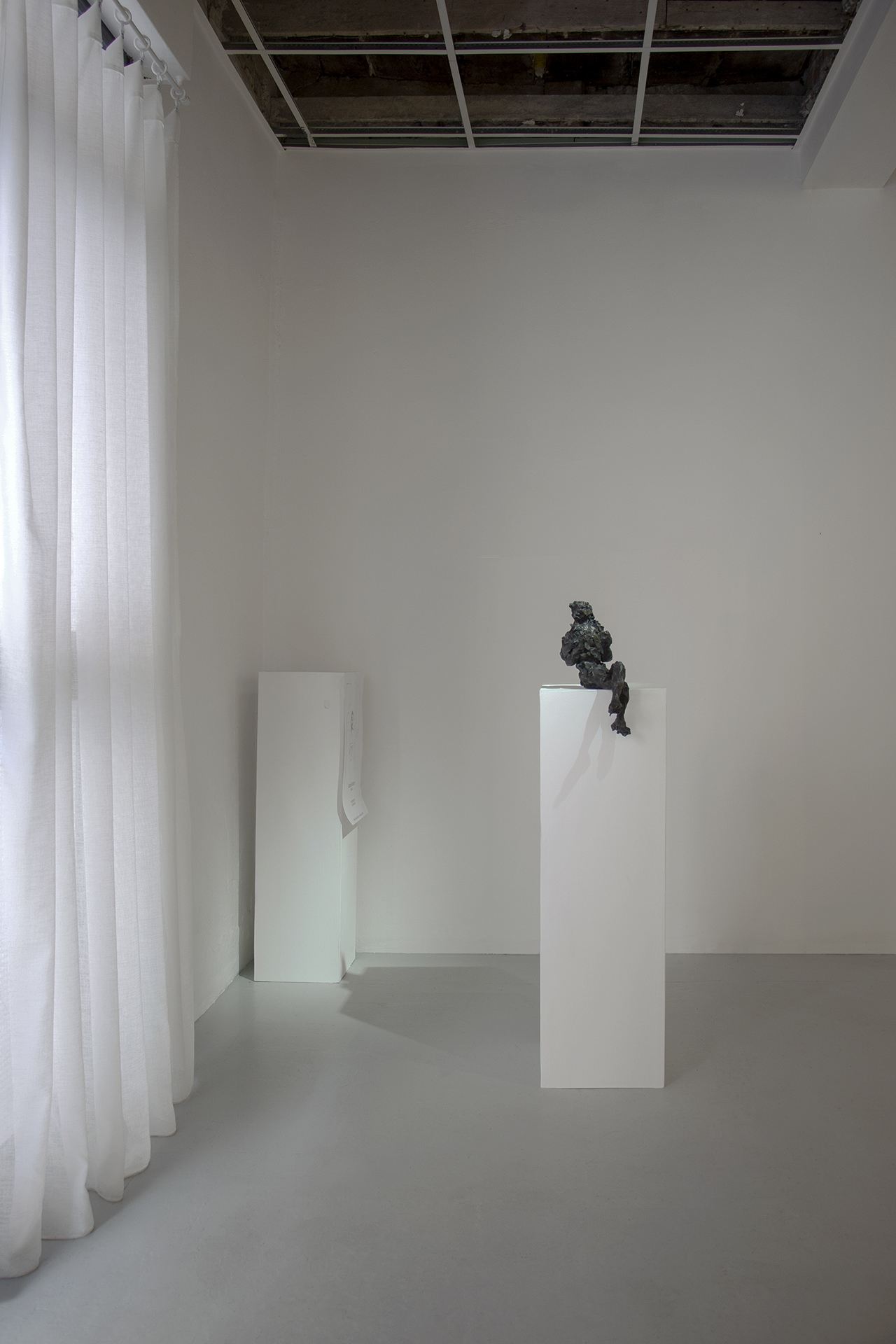 Andrea Magnani, Gustavo Romeoni, De quoi parles-tu?, 1973, 2024. Bronze, digital print on paper, acrylic and oil paint on wood. Variable dimensions, 32 x 27 x 15 cm (bronze).