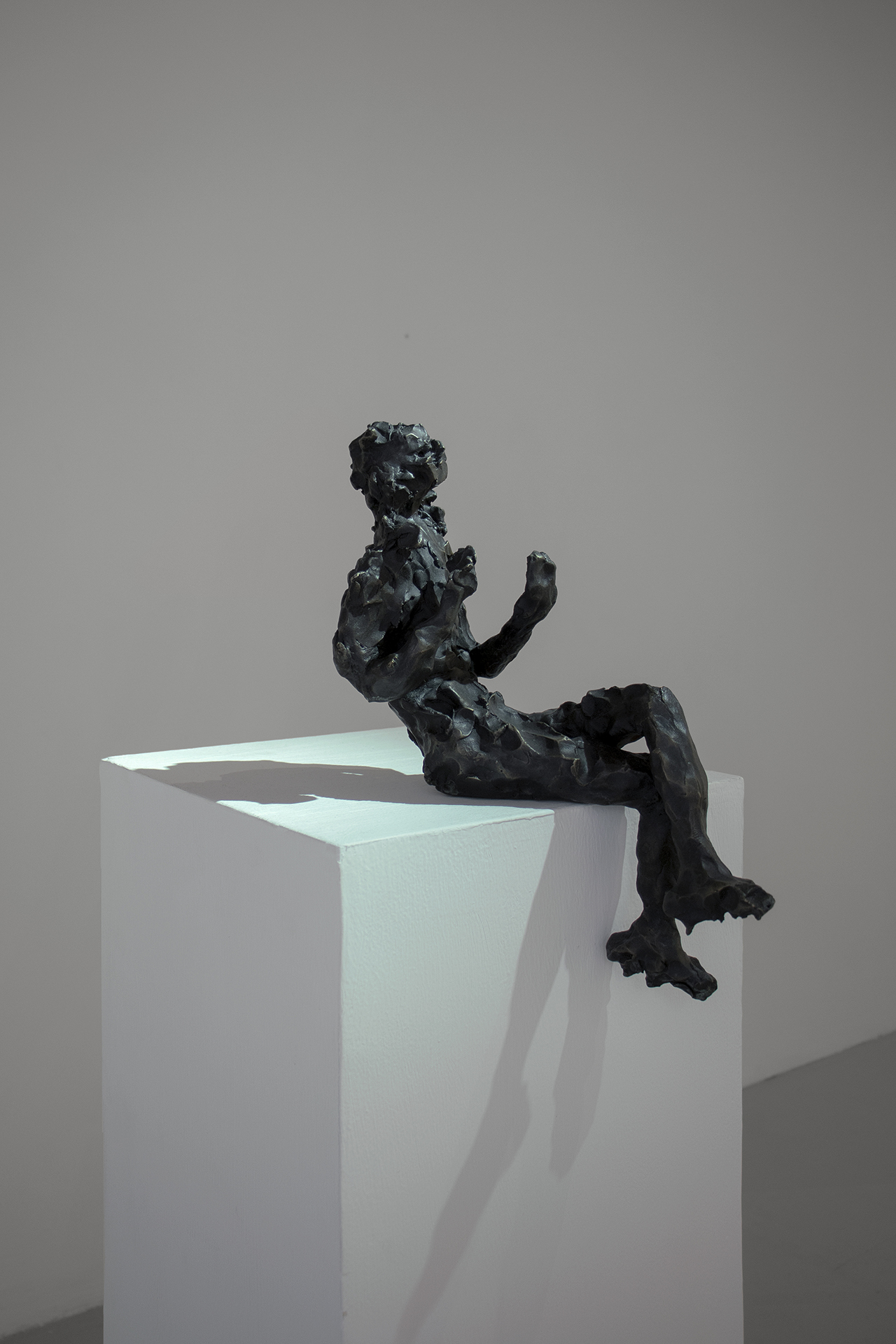 Andrea Magnani, Gustavo Romeoni, De quoi parles-tu?, 1973, 2024. Bronze, digital print on paper, acrylic and oil paint on wood. Variable dimensions, 32 x 27 x 15 cm (bronze).