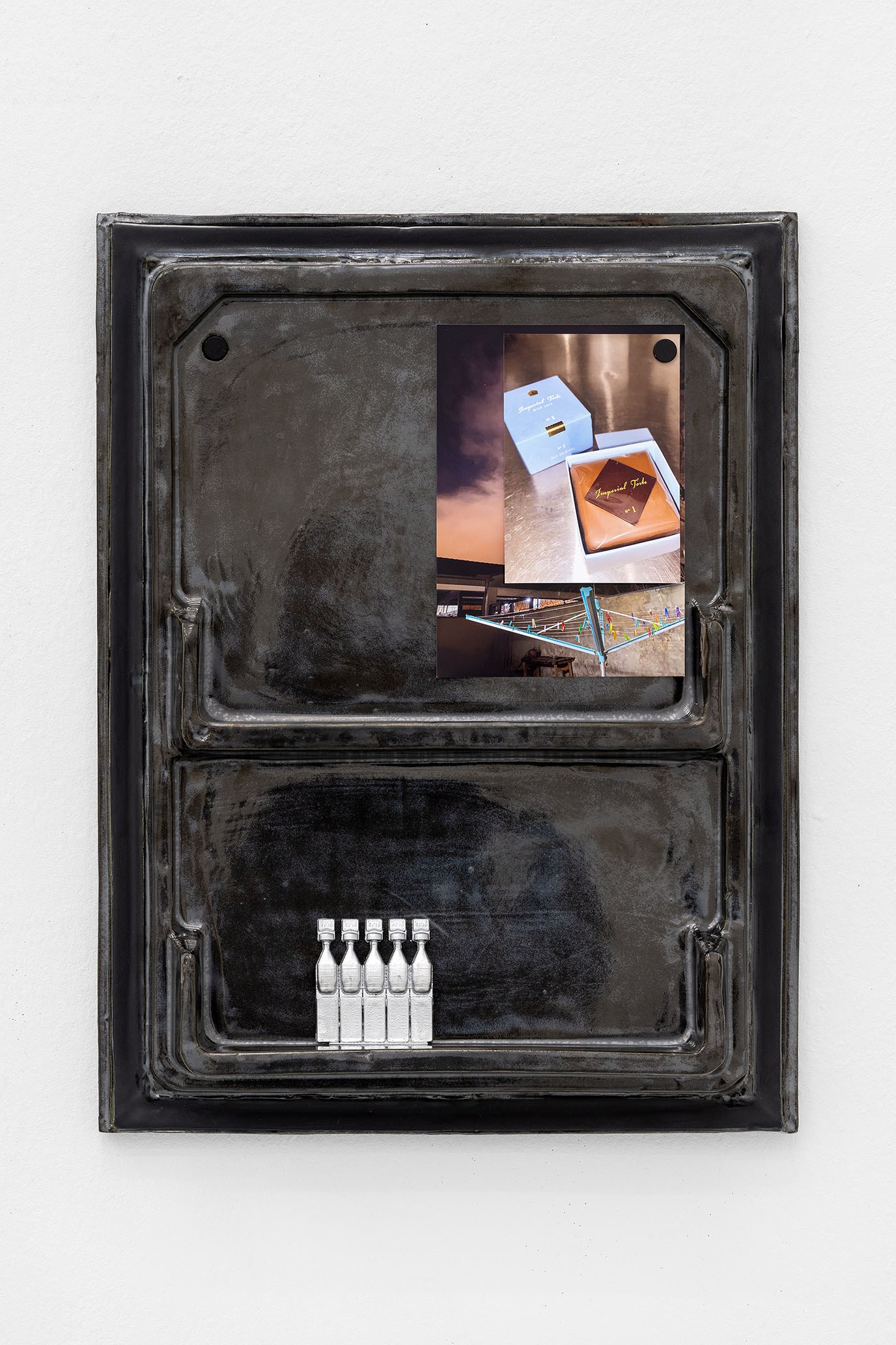 Monika GRABUSCHNIGG Cold Storage (Rotary Clothesline), 2024 Glazed ceramic, casted aluminum, photo prints and magnets 47 x 36 x 7 cm Courtesy the artist, Carbon 12 and KOENIG2 by_robbygreif, Vienna