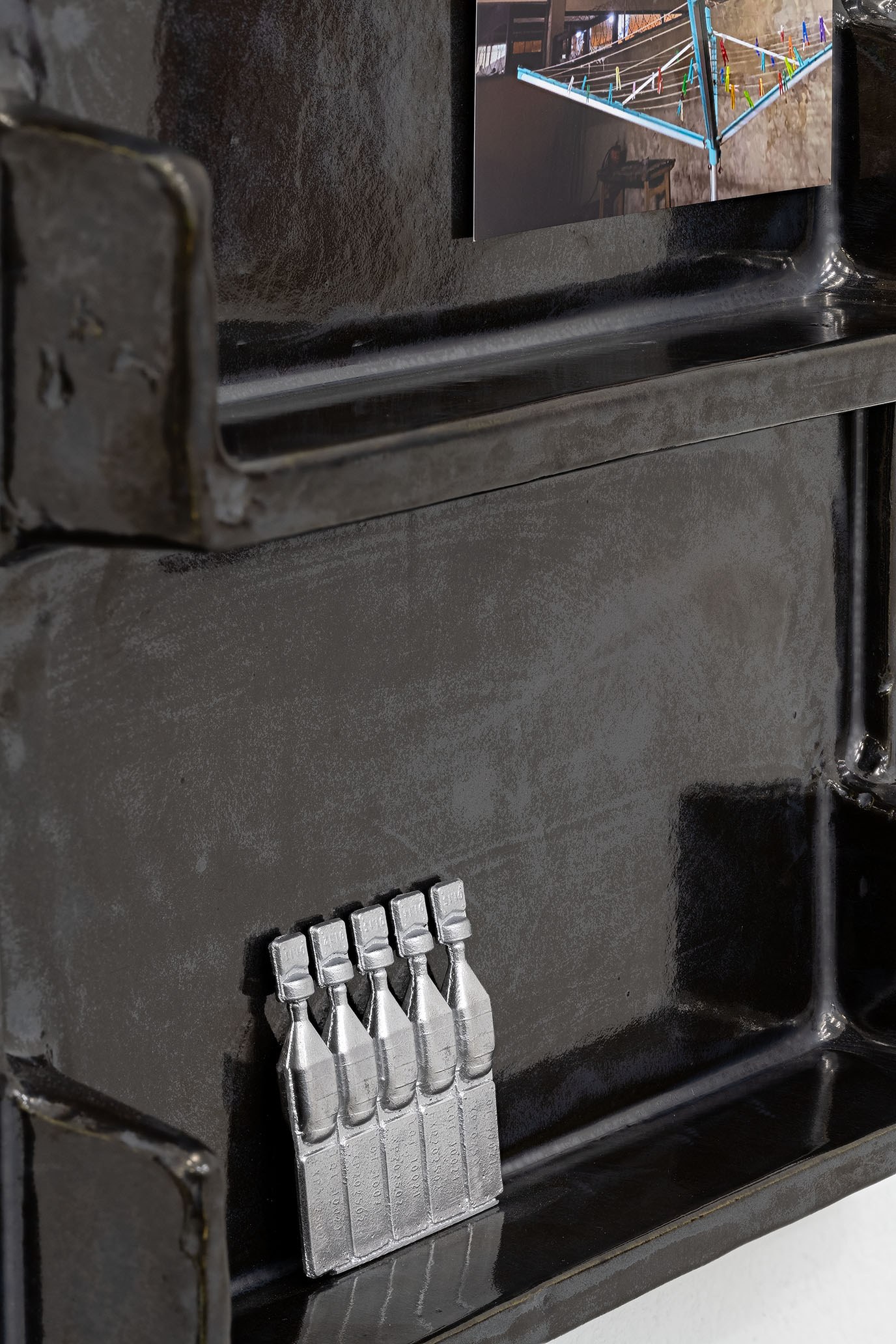 Monika GRABUSCHNIGG Cold Storage (Rotary Clothesline), 2024 Glazed ceramic, casted aluminum, photo prints and magnets 47 x 36 x 7 cm Courtesy the artist, Carbon 12 and KOENIG2 by_robbygreif, Vienna