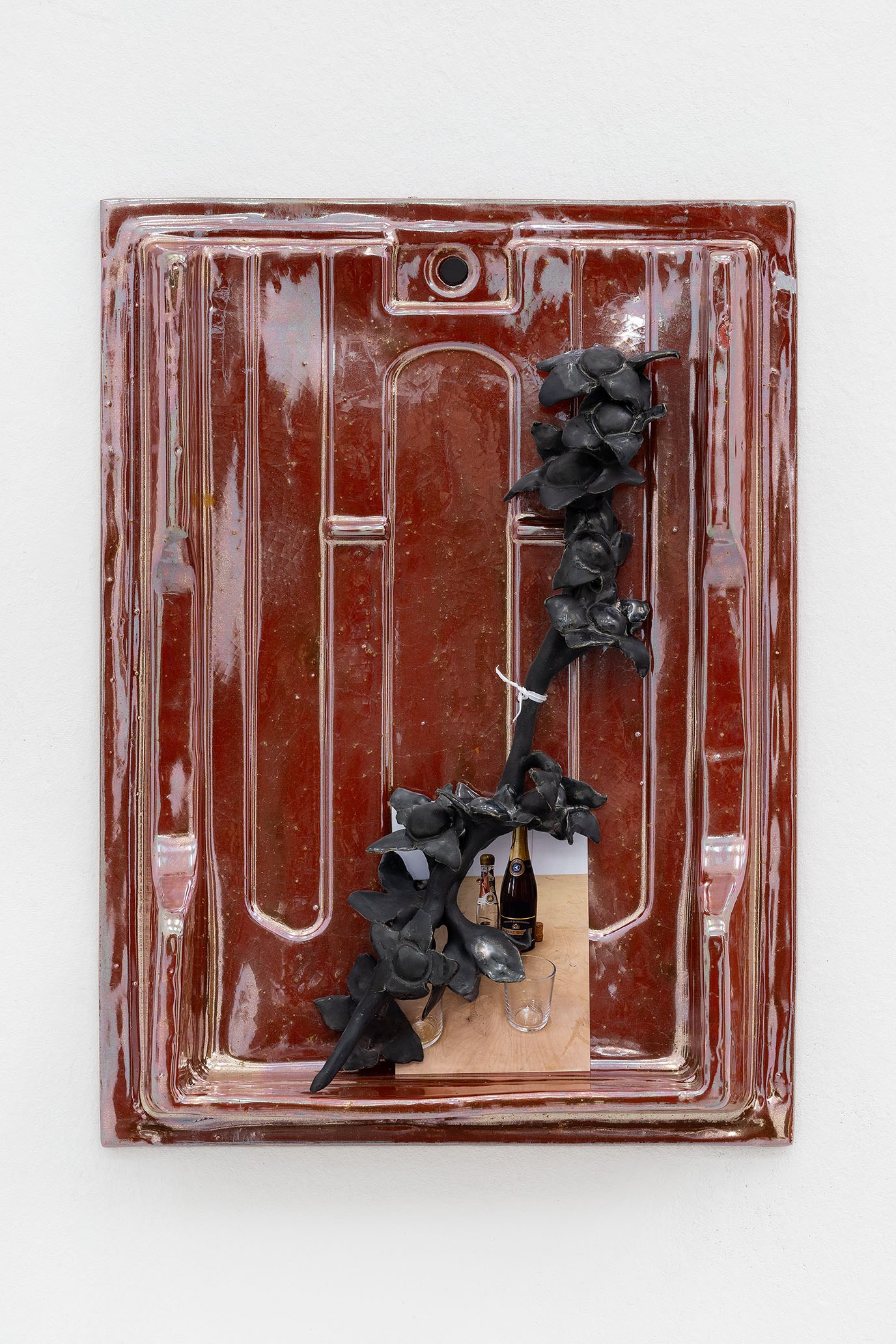 Monika GRABUSCHNIGG Cold Storage (Twist Tie), 2024 Glazed ceramic, photo print, twist tie and magnets 44 x 32 x 7 cm Courtesy the artist, Carbon 12 and KOENIG2 by_robbygreif, Vienna