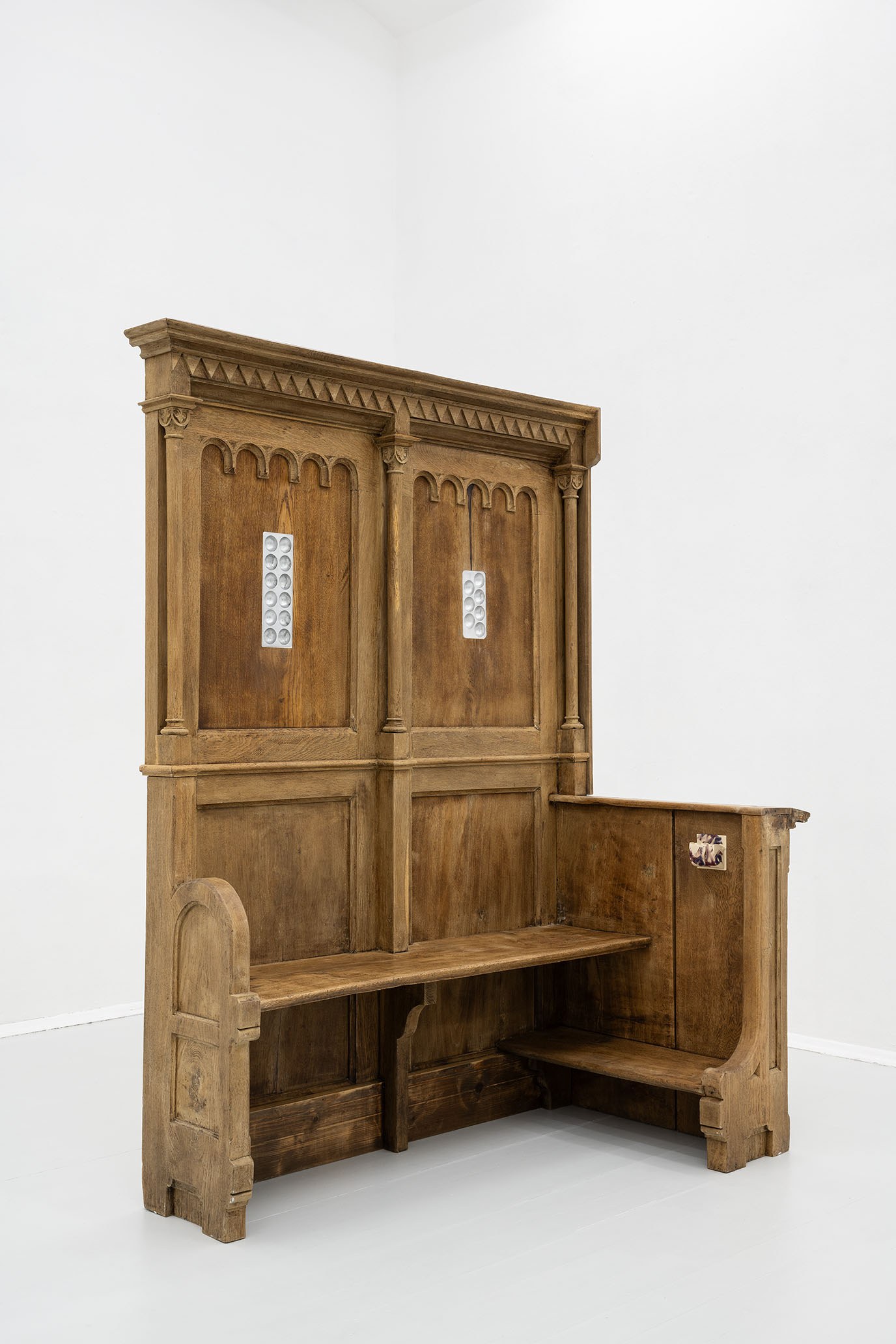 Monika GRABUSCHNIGG Bench, 2024 Wood, casted aluminum and glazed ceramic 202 x 151 x 82 cm Courtesy the artist, Carbon 12 and KOENIG2 by_robbygreif, Vienna