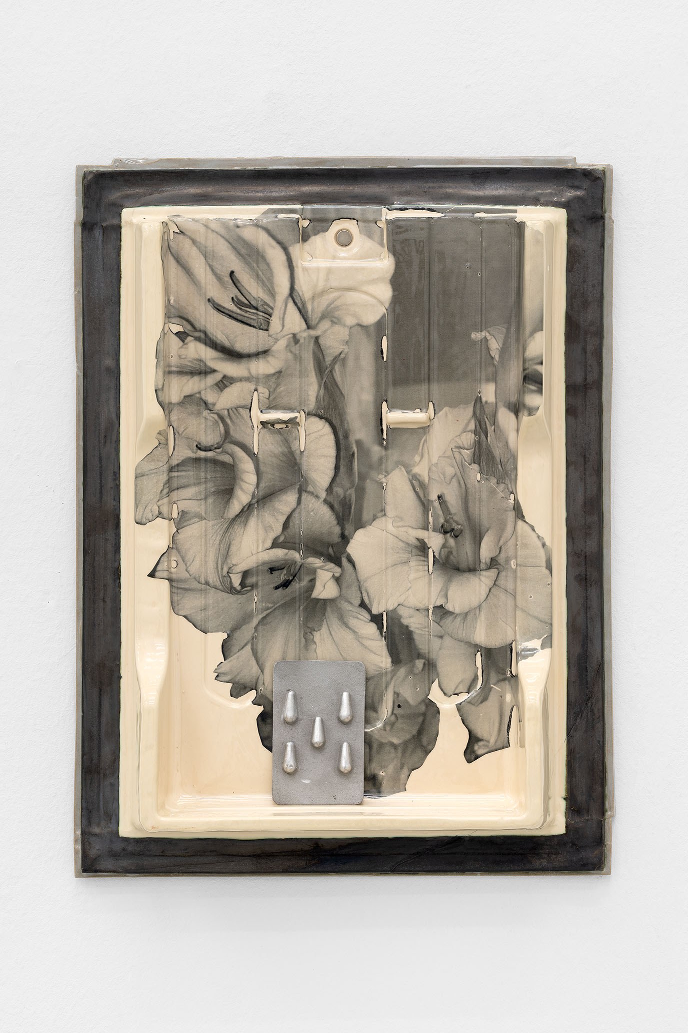 Monika GRABUSCHNIGG Cold Storage (Gladioli), 2024 Glazed ceramic, casted aluminum and magnets 48 x 36 x 8 cm Courtesy the artist, Carbon 12 and KOENIG2 by_robbygreif, Vienna