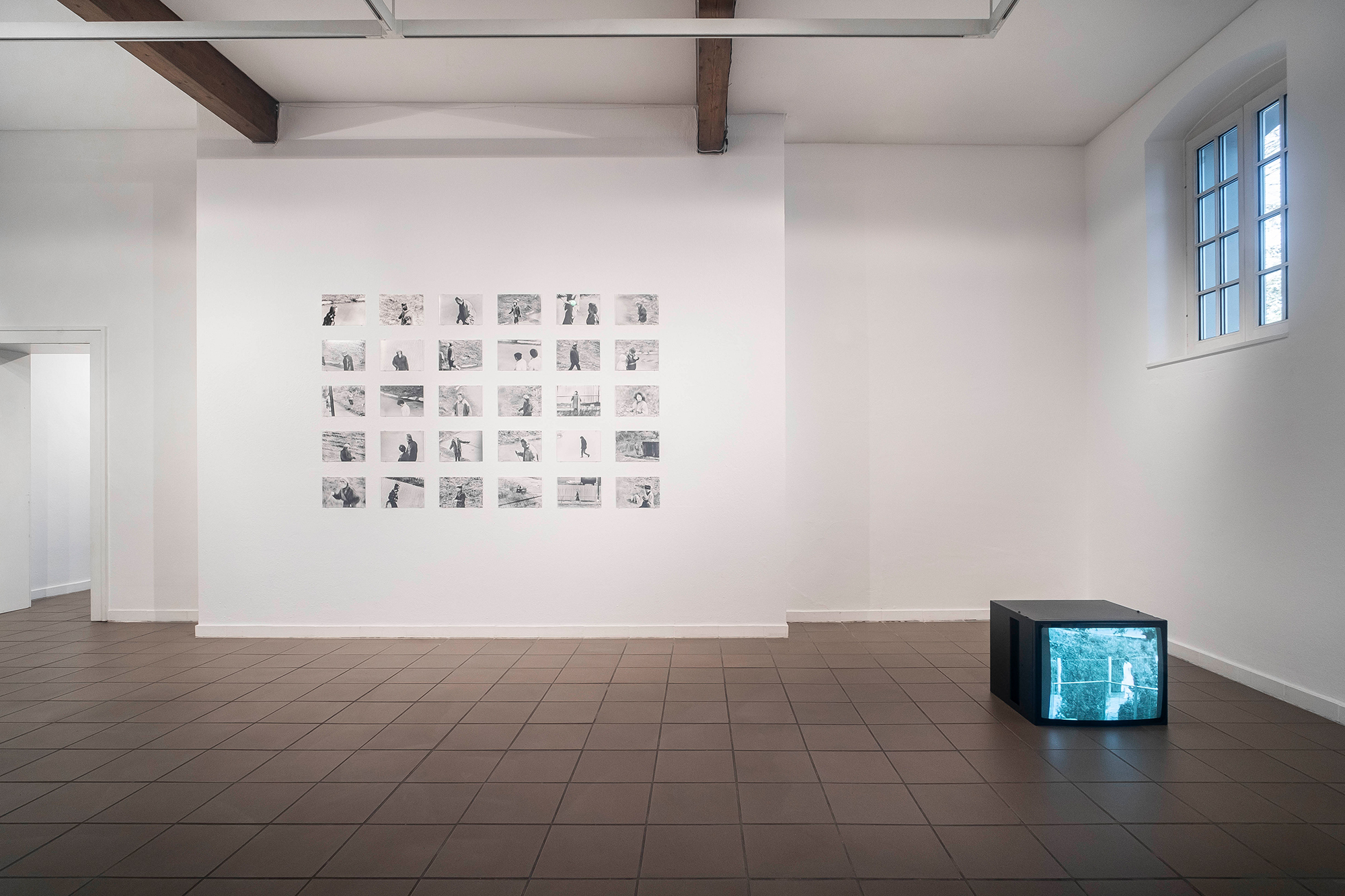 Jens Klein, Spaziergänger, aus: Hundewege. Index eines konspirativen Alltags, 30 archive-pigment prints behind glass, 29,7 × 21 cm, KGA Seilbahn, 56 photographs, HD-video, monitor, 4:39 min (Loop), 2009-2022; photo: Mathias Völzke.
