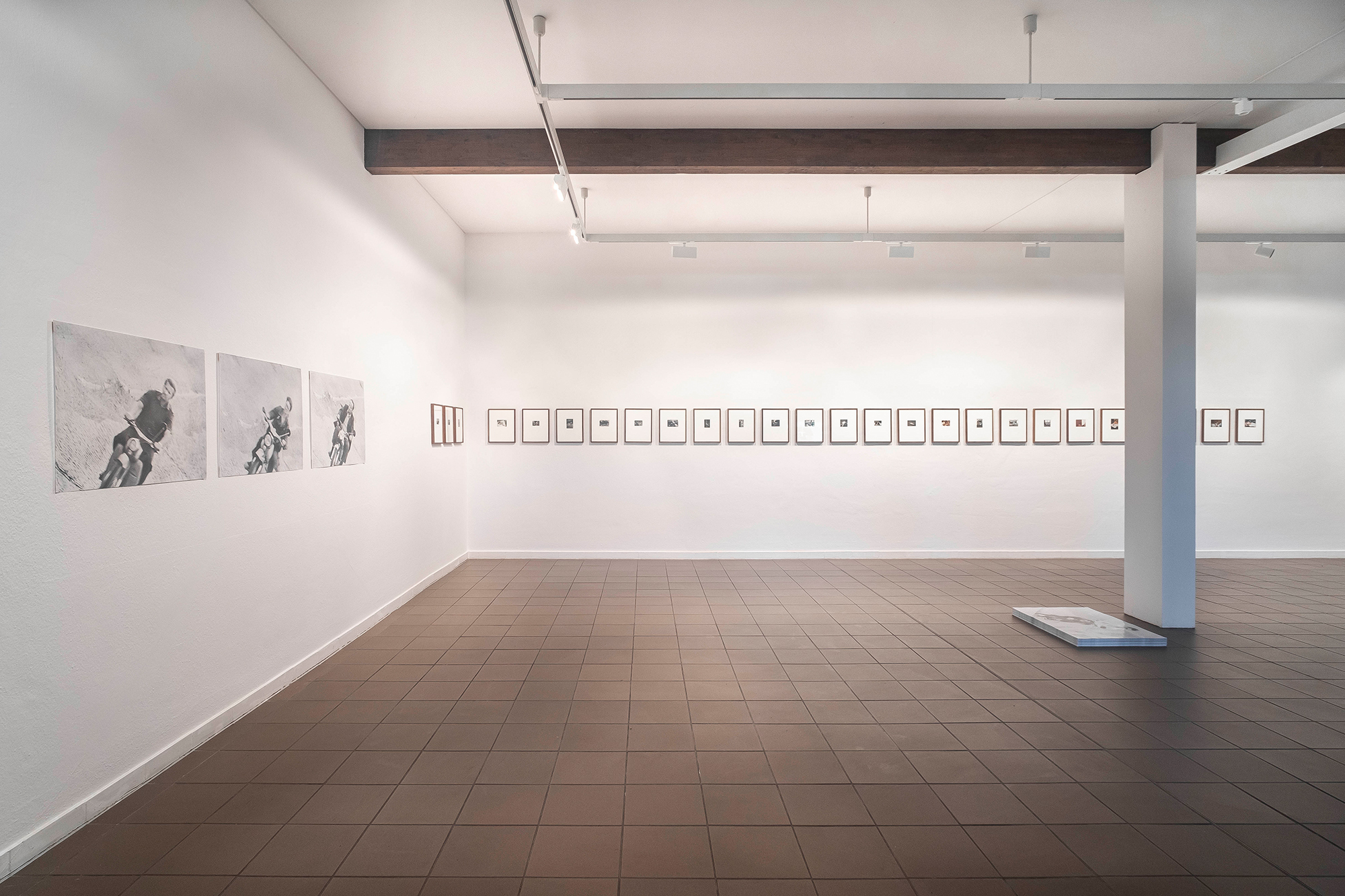 Jens Klein, Mopedfahrer, aus: Hundewege. Index eines konspirativen Alltags, 11 photographs, offset print, 60 × 84 cm, one motive in pack (500 piece) to take away; photo: Mathias Völzke.