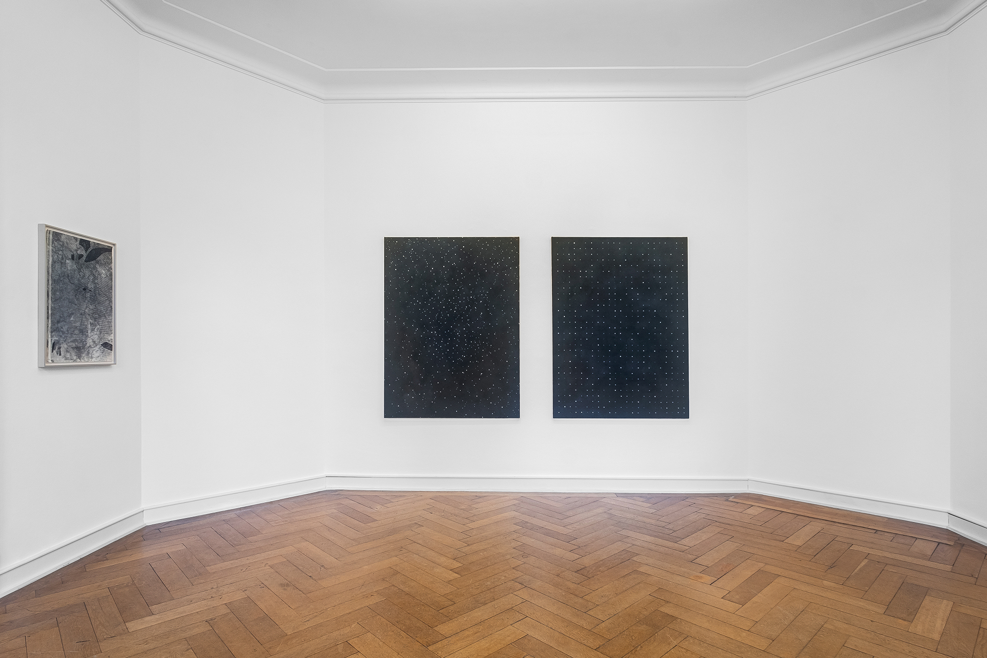 Jennifer Bannert, La Forme du Ciel I and II, Oil on Canvas, 2020, 160 × 120 cm each, 2020; Berit Schneidereit, retouch XIV, photogram on gelatin-silver print, 75 x 50cm, 2022; photo: Mathias Völzke.
