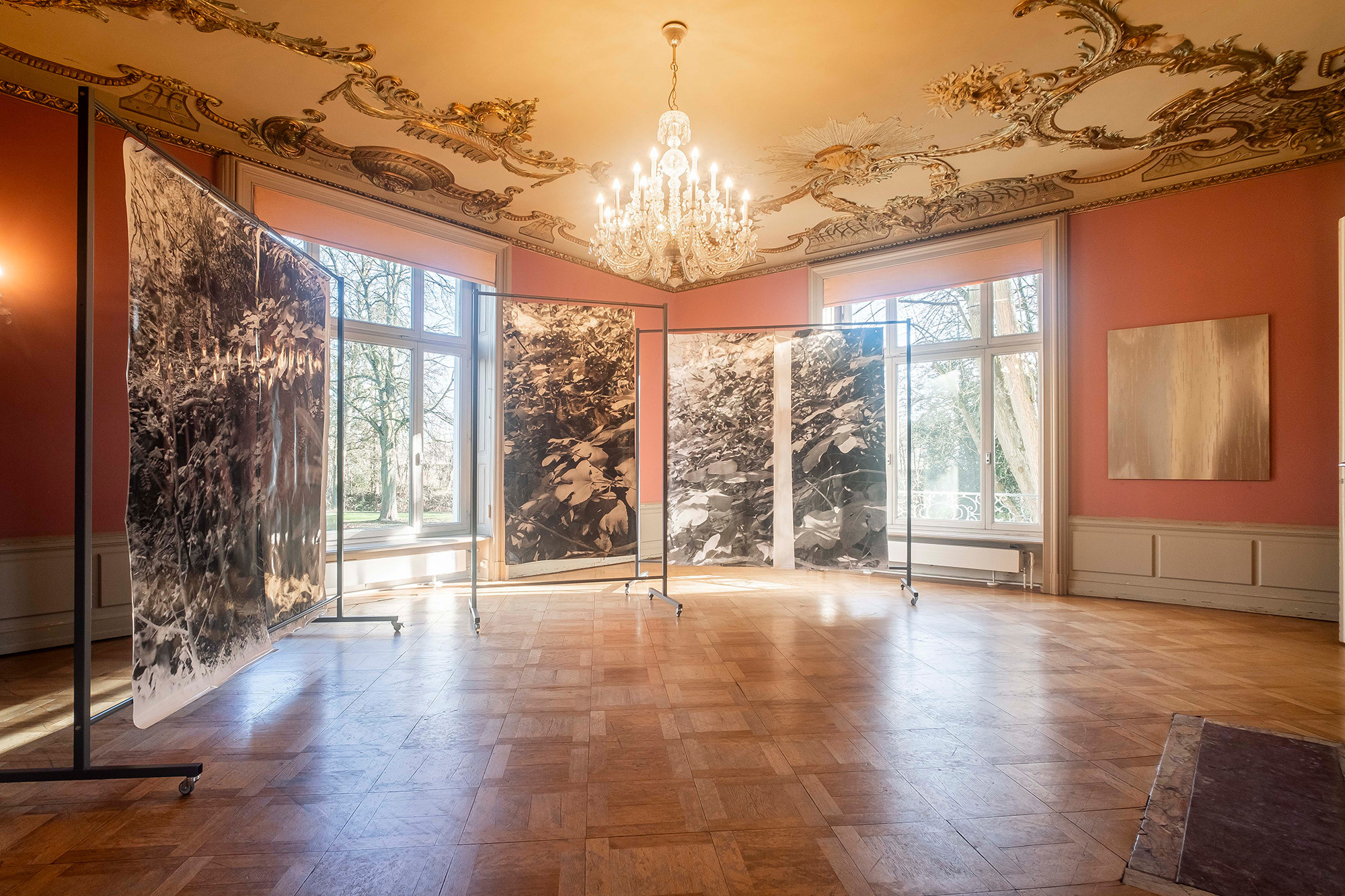 Berit Schneidereit, placement I, silver gelatin prints on baryta paper, mobile coated steel racks, 250 x 225 x 75cm and 250 x 150 x 75cm, 2022; Jennifer Bannert, Pacific Avenue, Acrylic on Aluminum, 130 × 100 cm, 2023; photo: Mathias Völzke.