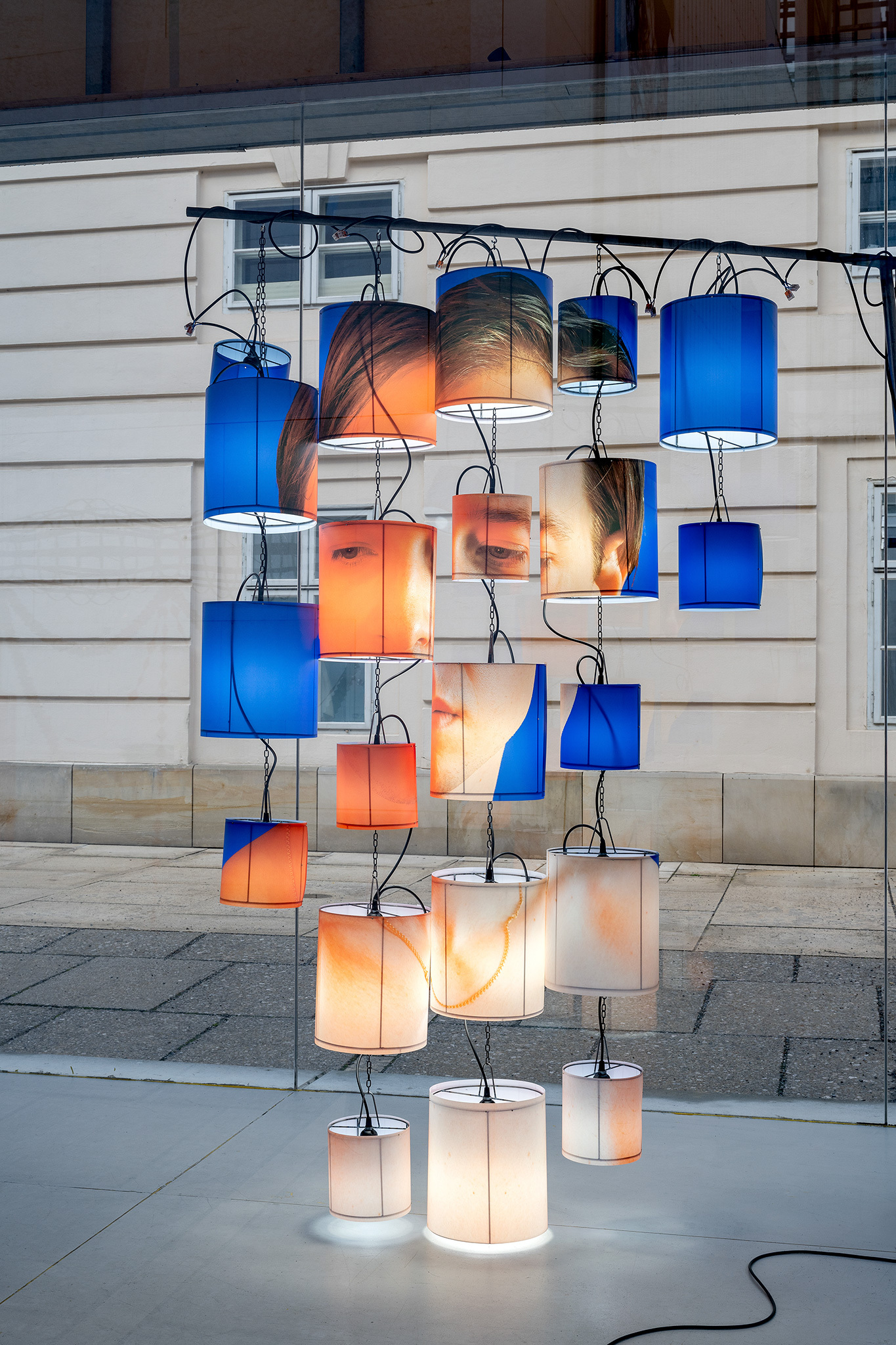 Paul R. 2 (Garland), 2024 Steel, lamps, cable, dimmer, print on foil, sandbags, pillowcases, 201,5 x 211 x 20 cm.