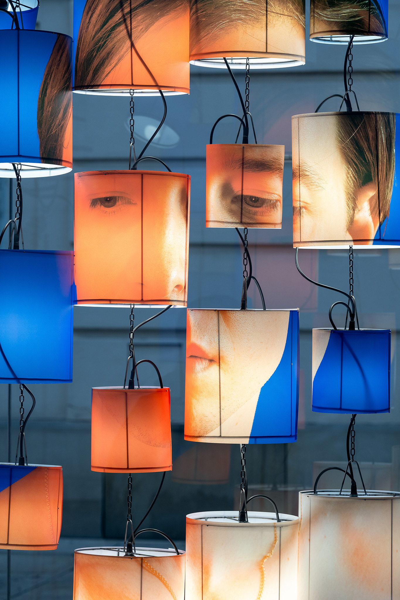 Paul R. 2 (Garland), 2024 Steel, lamps, cable, dimmer, print on foil, sandbags, pillowcases, 201,5 x 211 x 20 cm.
