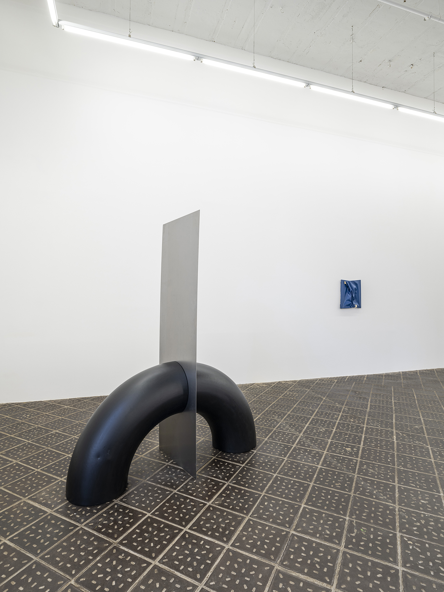 left: Valentina Plank, Untitled (Bow), 2024, steel, beeswax, linseedoil, varnish 60x160x200cm / right: Franziska Reinbothe, Untitled (015), 2024, acrylic on canvas, 50x45x4cm