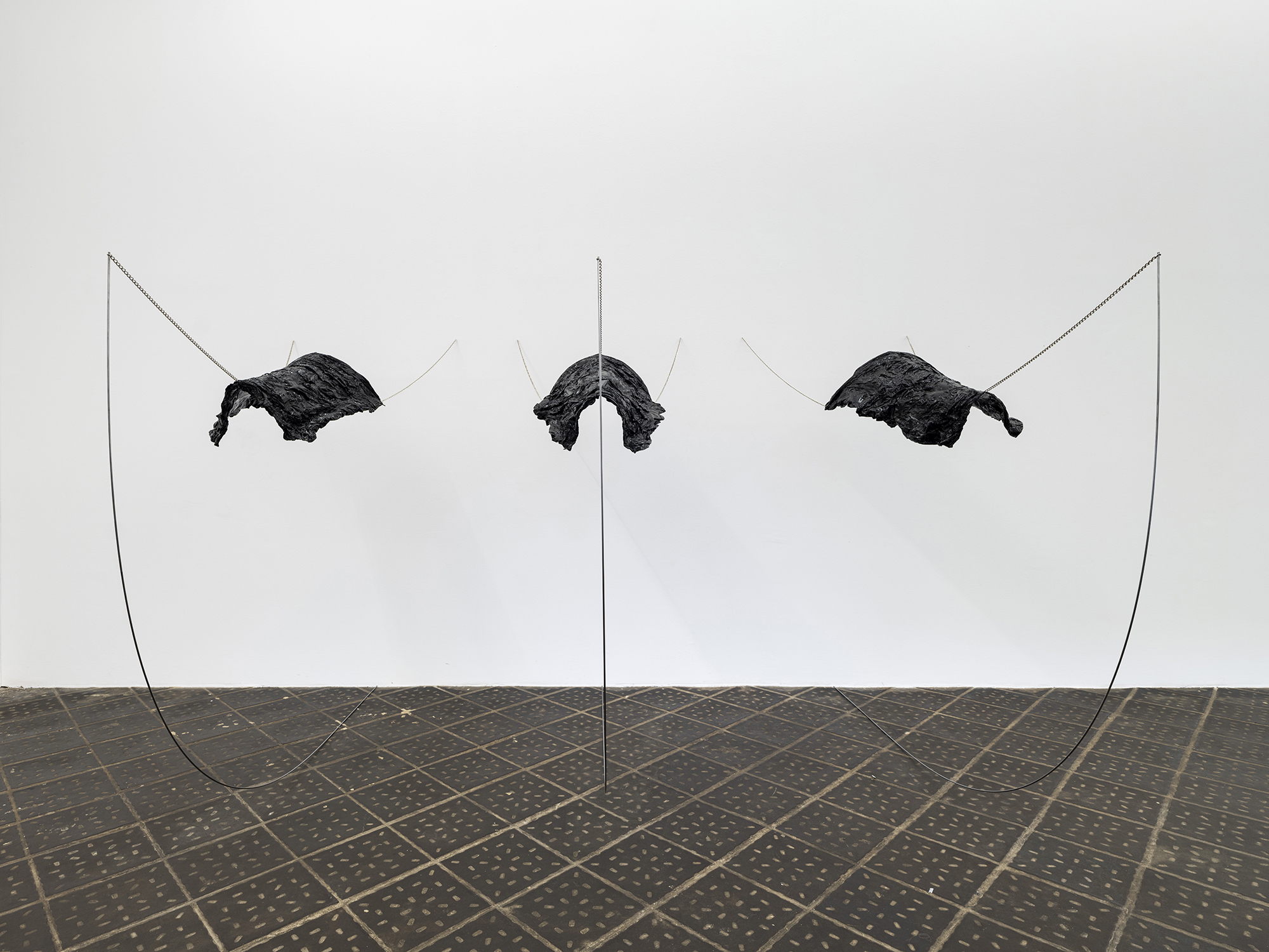 Valentina Plank, Untitled (Drei Reiter), 2022, steel, chain, polyurethan, 170x300x160cm