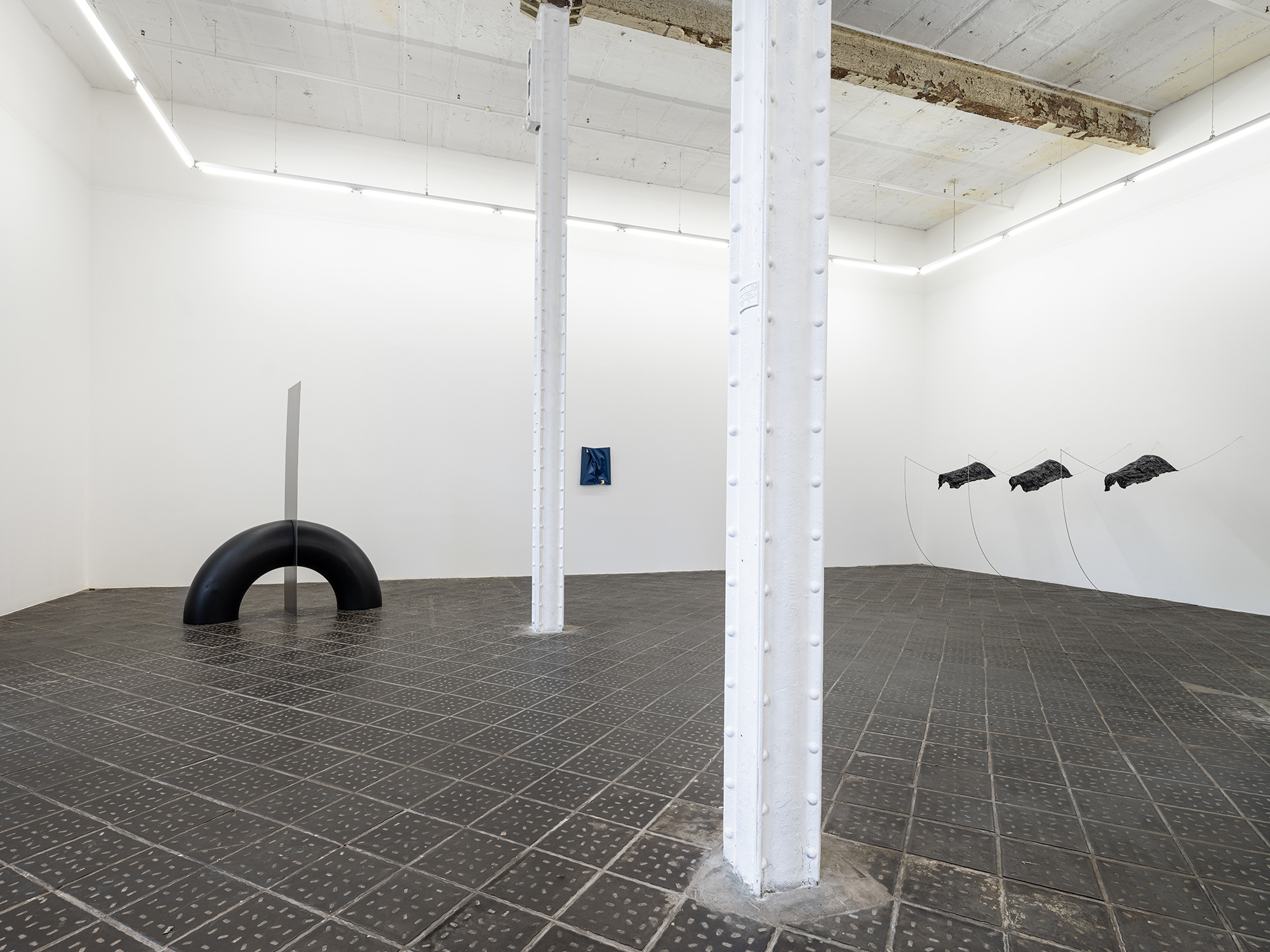 left:Valentina Plank, Untitled(Bow), 2024, steel, beeswax, linseedoil, varnish 60x160x200cm Franziska Reinbothe, Untitled(015), 2024, acrylic on canvas, 50x45x4cm -right:Valentina Plank, Untitled(Drei Reiter), 2022, steel, chain, polyurethan,170x300x160cm