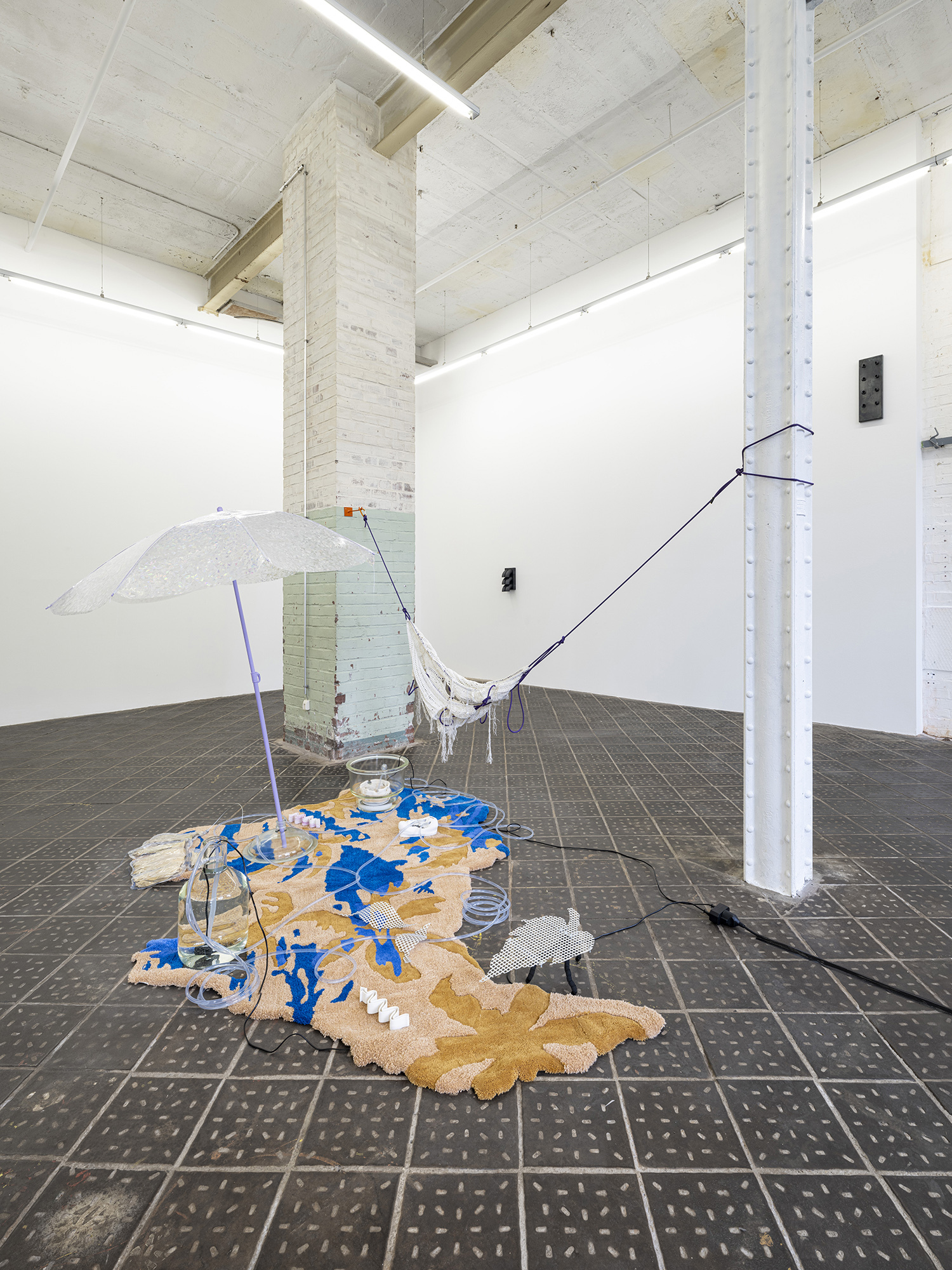 front: Andrea Garcia Vasquez, âSynthesize Sympathize: (...)â, 2024 -back: Valentina Plank left: Untitled (Toes), 2024,steel, beeswax, linseedoil 33x18x14cm -right: Untitled (Snap), 2024 steel, beeswax, linseedoil 55,5x18,5x6,5cm