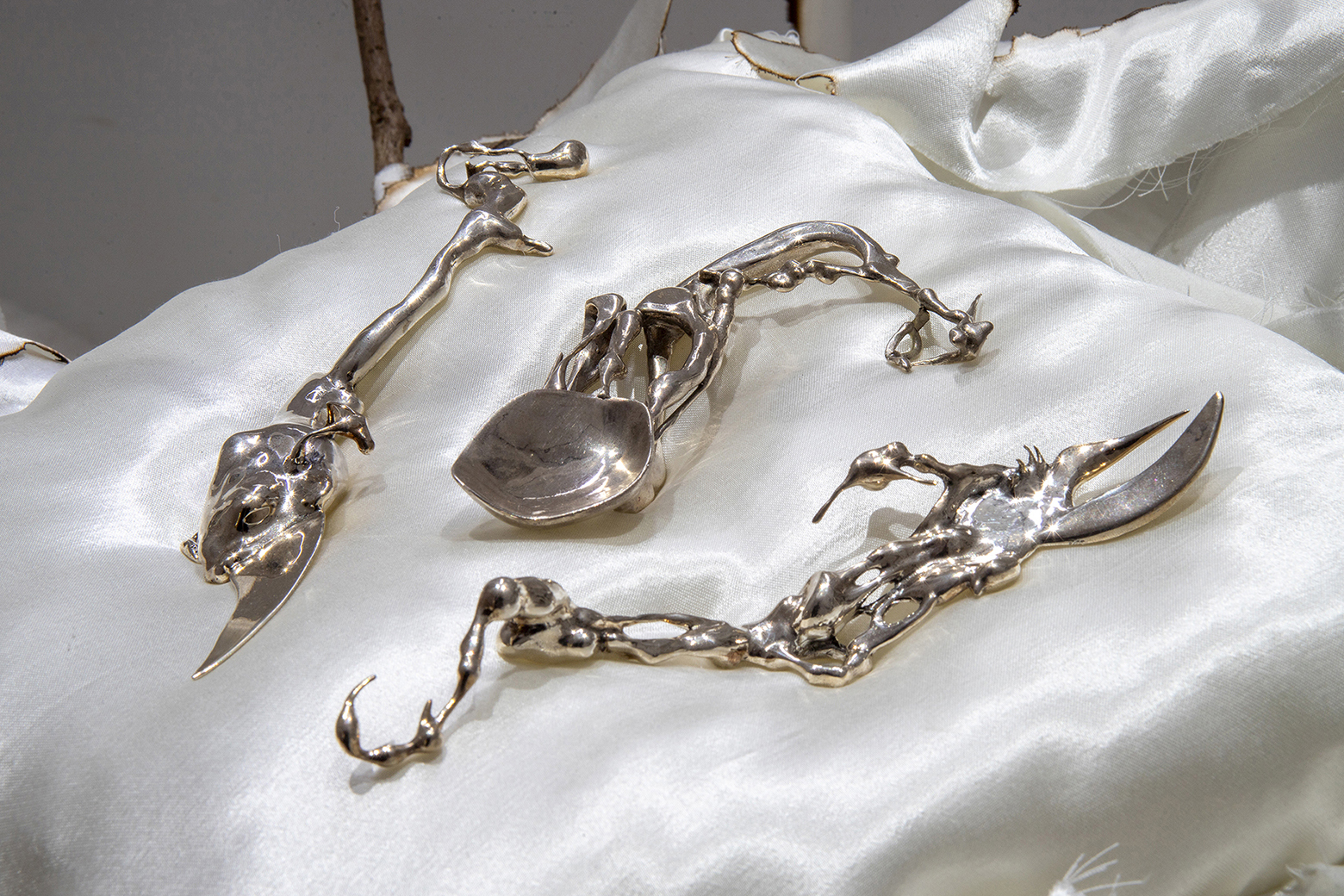 Detail of Katya Ohii, The buffet of the Odd, Argento sterling, 13x8x4 cm, 2023