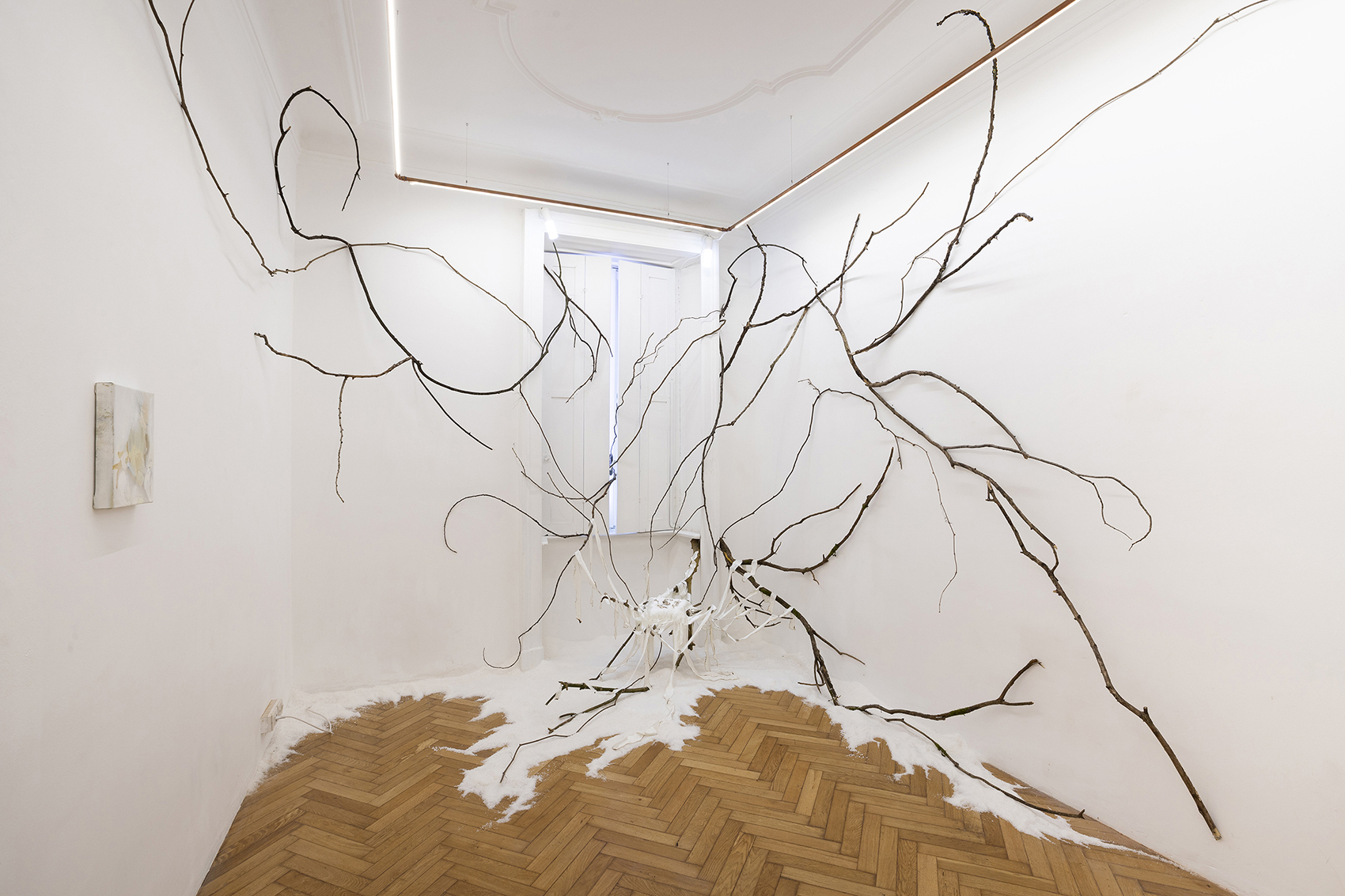 Installation view: Katya Ohii, The buffet of the Odd, Argento sterling, 13x8x4 cm, 2023 + Lorenzo Conforti, Il varco dei capricci, oil and spray paint on canvas,190x140 cm, 2023 + Etere Uroboros capsule