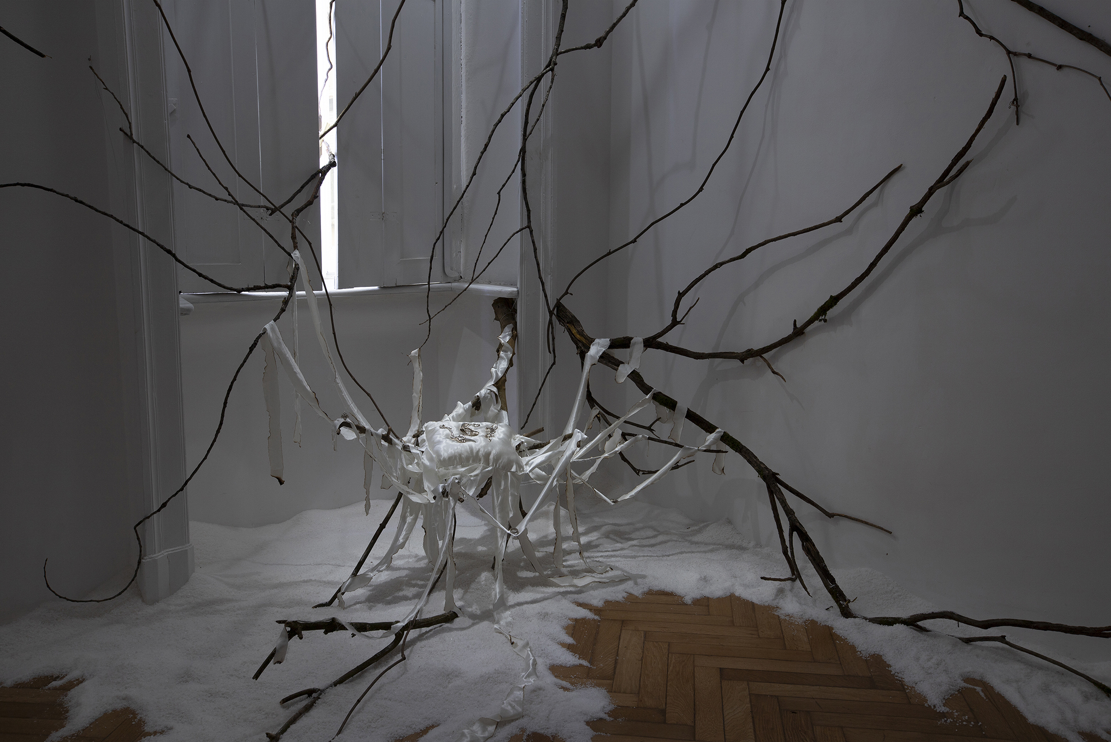 Installation view: Katya Ohii, The buffet of the Odd, Argento sterling, 13x8x4 cm, 2023