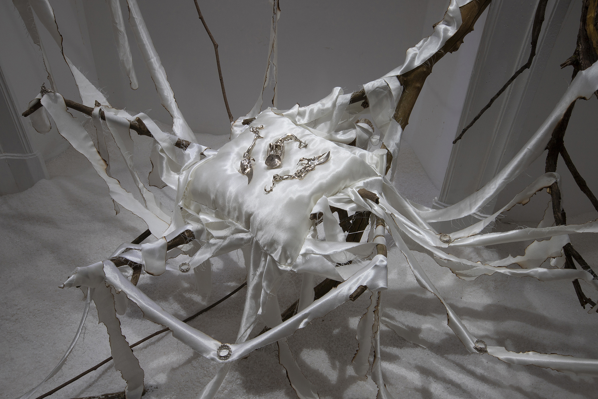 Installation view: Katya Ohii, The buffet of the Odd, Argento sterling, 13x8x4 cm, 2023 + Lorenzo Conforti, Il varco dei capricci, oil and spray paint on canvas,190x140 cm, 2023 + Etere Uroboros capsule
