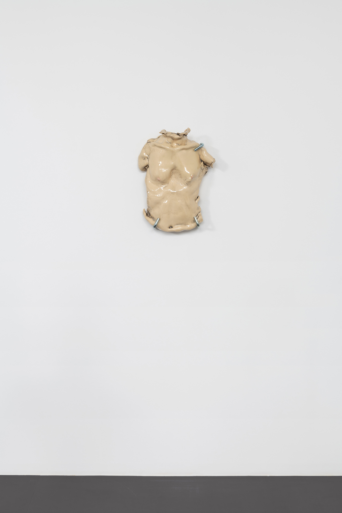 Witalij Frese, Last auf der Brust, 2023, glazed ceramic, 50 x 40 x 25 cm 