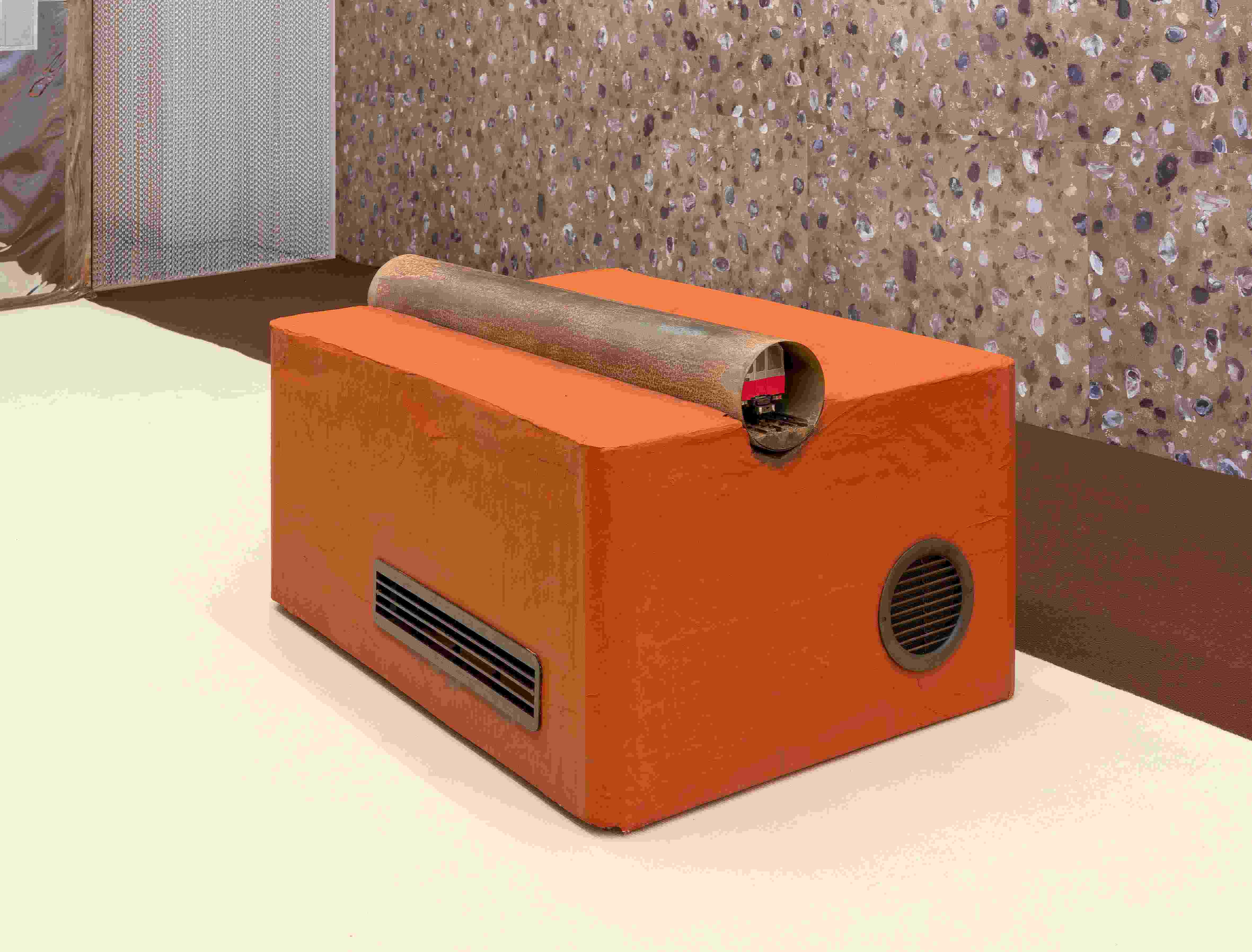 Julian Turner: âIch war eine Doseâ, 2023-24; 52,2 x 67 x 100 cm