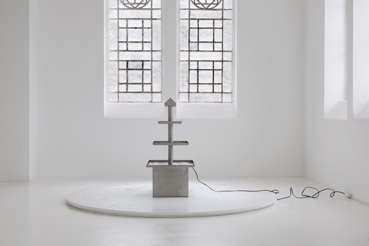 Gina Folly, Youth, 2015, chromium steel, 88 x 50 x 40 cm. Exhibition view The Simple Life by Gina Folly, CAC - la synagogue de Delme, 2024. Photo: Gina Folly.