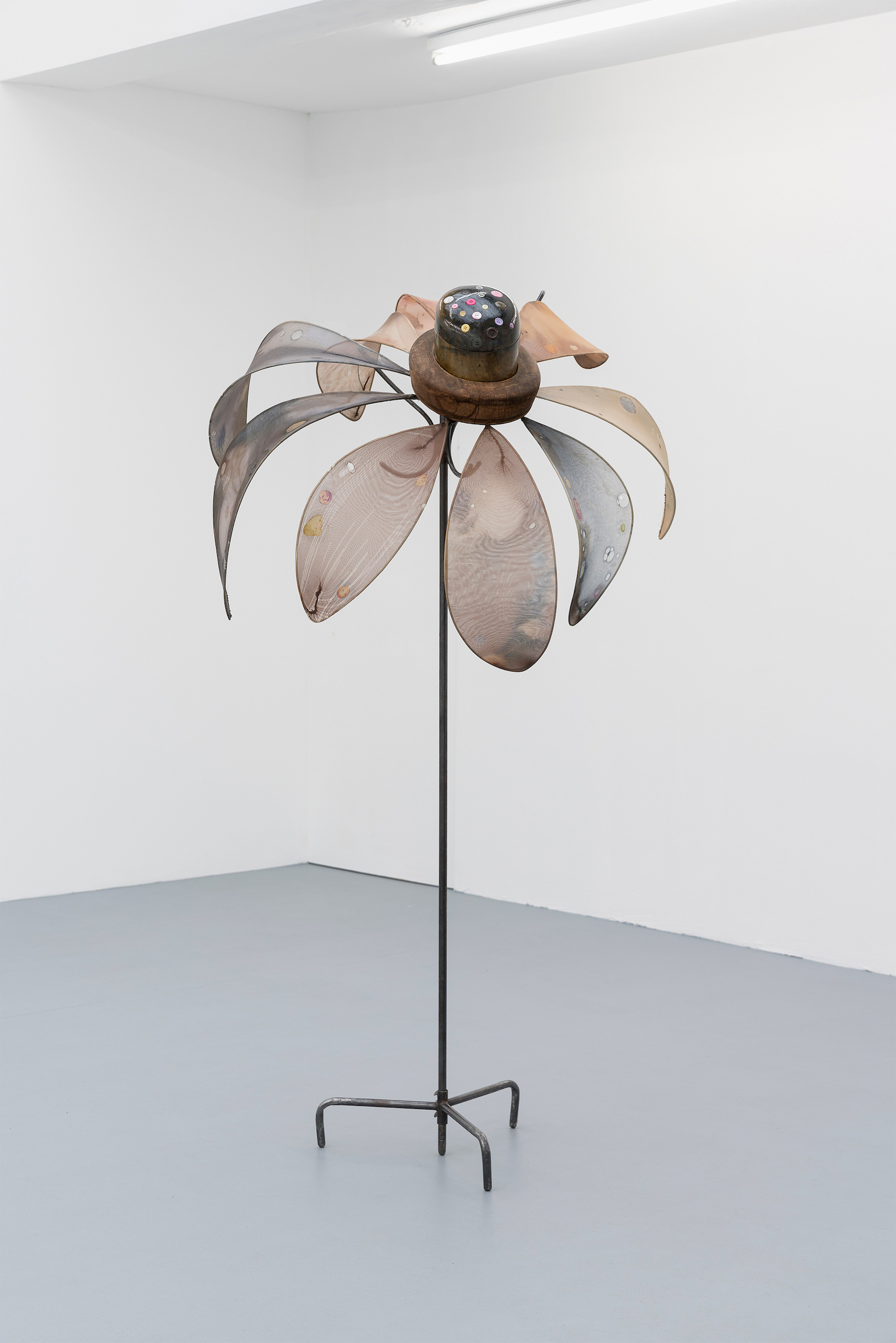 Alexandra Metcalf - Antimatter Flower, 2024, steel, iron, Buttons, wood, nylon, paint, silicone 178x100x95 cm. Courtesy of the artist and Ginny on Frederick, London (2) 