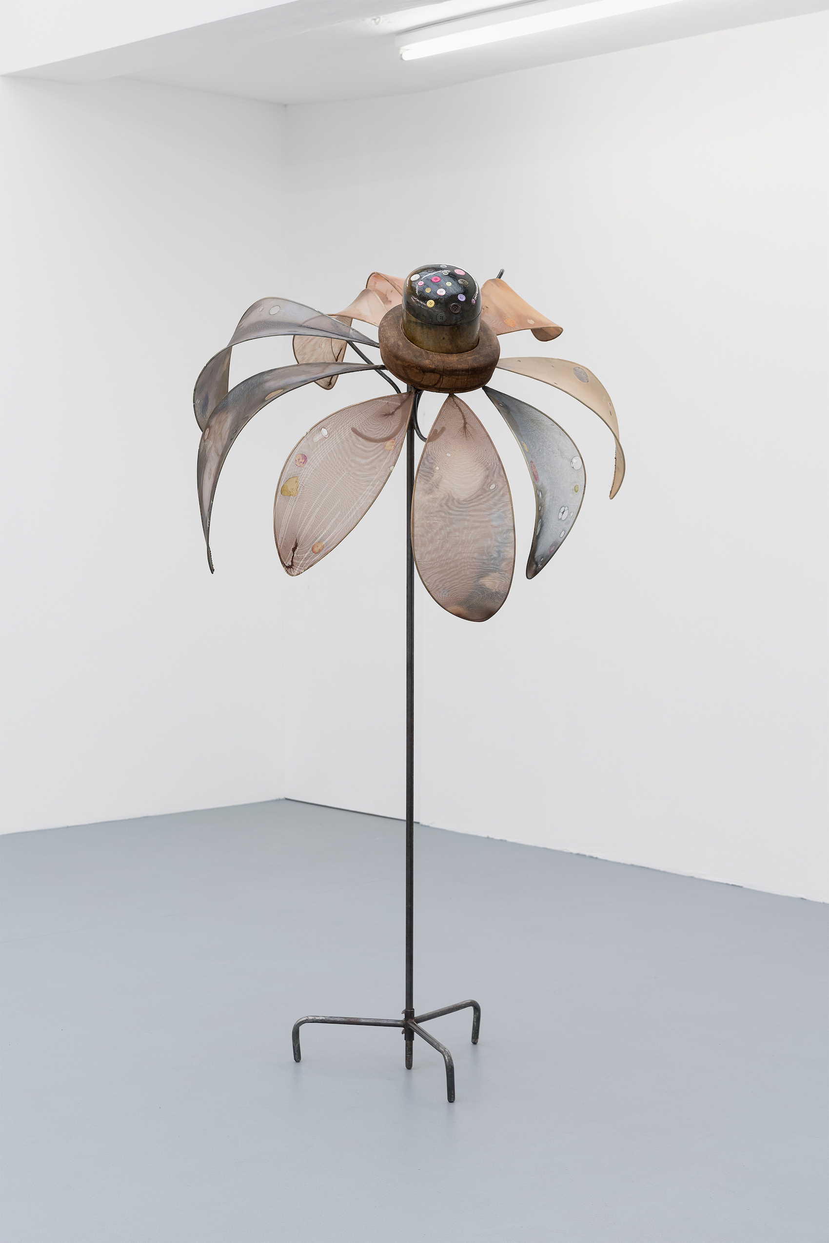 Alexandra Metcalf - Antimatter Flower, 2024, steel, iron, Buttons, wood, nylon, paint, silicone 178x100x95 cm. Courtesy of the artist and Ginny on Frederick, London (2)