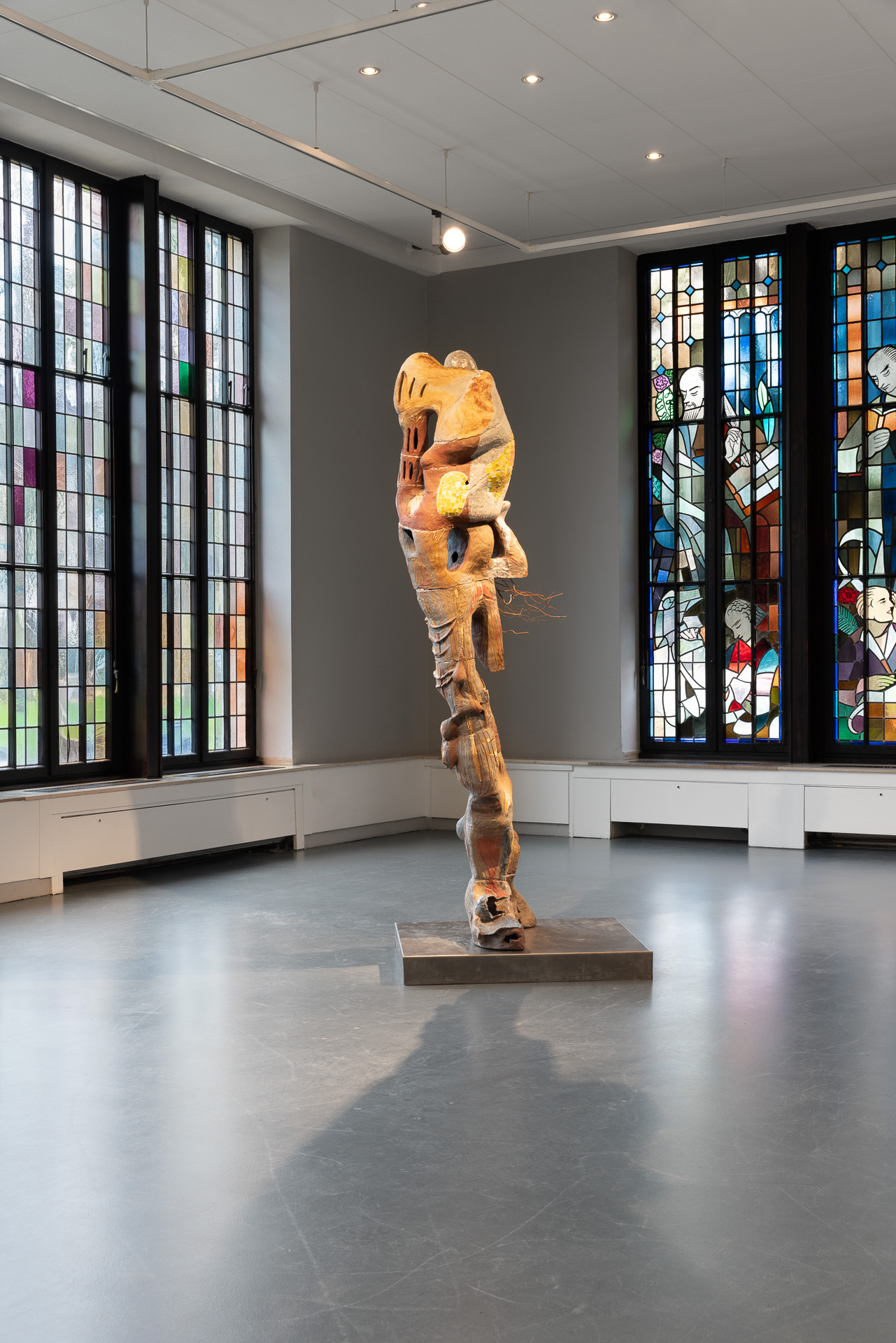 Viola Relle, Unleashed Acrobat, 2023-2024, Glazed ceramic, steel wire, glass mosaic, stone 11 pieces, 236 × 90 × 80 cm. photo: Jana Buch